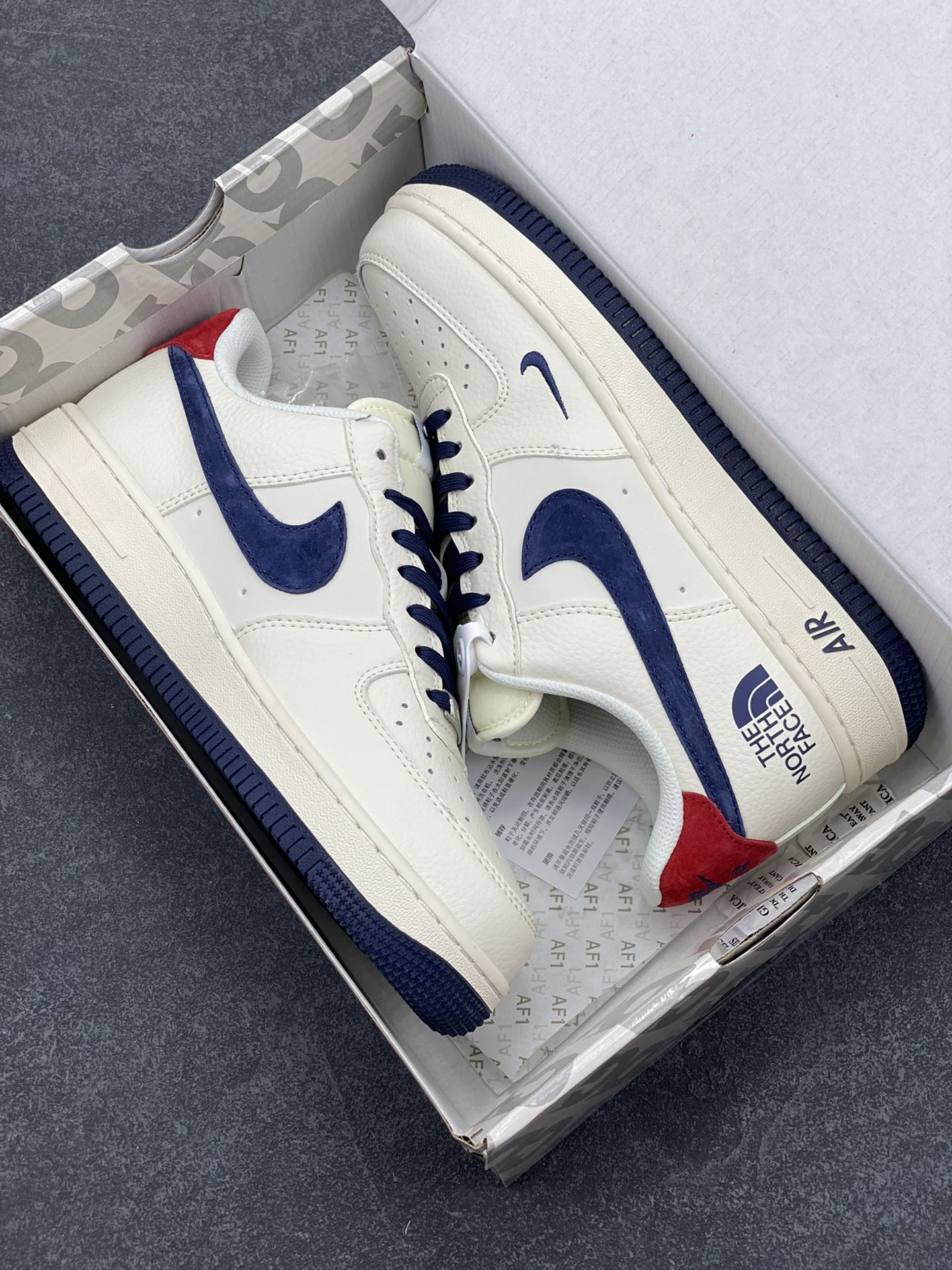 图片[9]-NIke Air Force 1 \’07 Low “北面联名–米白蓝红”空军一号 低帮 运动鞋 休闲鞋 折边针车 工艺难度大 原楦头原纸板 原装鞋盒 定制五金配件 内置全掌气垫 原厂鞋底 货号：XZ6188-016 尺码：36 36.5 37.5 38 38.5 39 40 40.5 41 42 42.5 43 44 44.5 45-选品中心