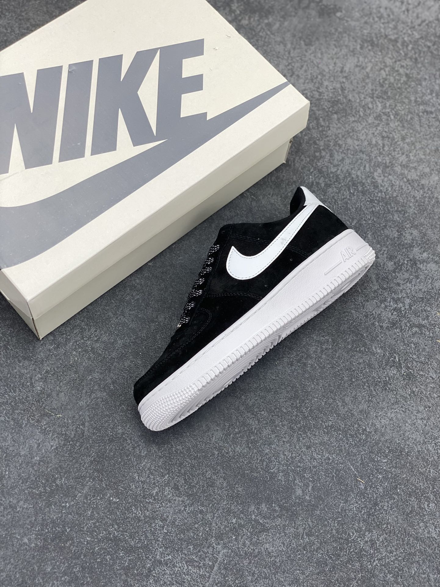 图片[7]-福利特价 Nike Air Force 1 ’07 Low 空军一号低帮百搭休闲运动板鞋。柔软、弹性十足的缓震性能和出色的中底设计，横跨复古与现代的外型结合，造就出风靡全球三十多年的Force 1，直到今天还深受青睐 货号：CW7581-001 尺码：36 36.5 37.5 38 38.5 39 40 40.5 41 42 42.5 43 44 44.5 45-选品中心