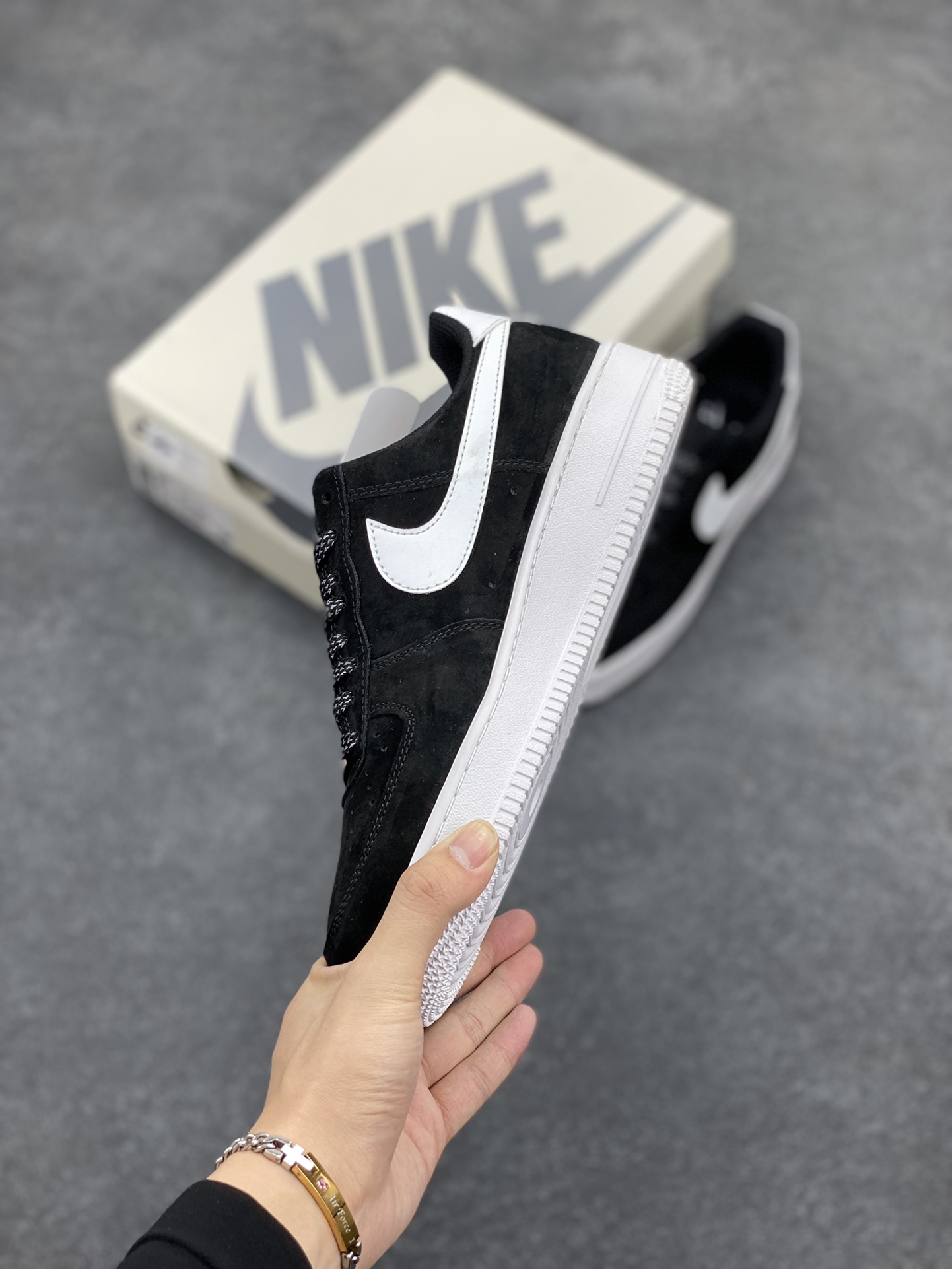 图片[3]-福利特价 Nike Air Force 1 ’07 Low 空军一号低帮百搭休闲运动板鞋。柔软、弹性十足的缓震性能和出色的中底设计，横跨复古与现代的外型结合，造就出风靡全球三十多年的Force 1，直到今天还深受青睐 货号：CW7581-001 尺码：36 36.5 37.5 38 38.5 39 40 40.5 41 42 42.5 43 44 44.5 45-选品中心