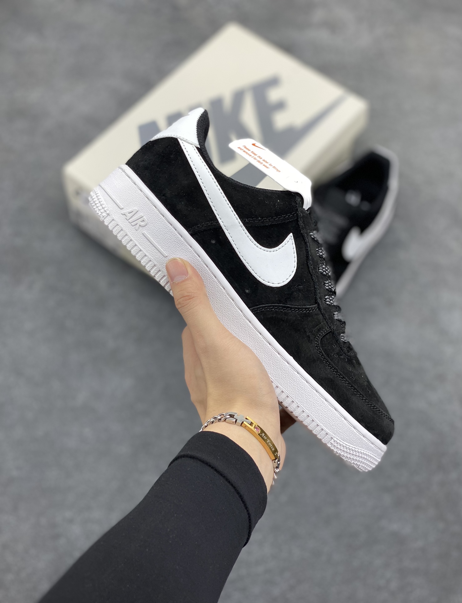 福利特价 Nike Air Force 1 ’07 Low 空军一号低帮百搭休闲运动板鞋。柔软、弹性十足的缓震性能和出色的中底设计,横跨复古与现代的外型结合,造就出风靡全球三十多年的Force 1,直到今天还深受青睐 货号:CW7581-001 尺码:36 36.5 37.5 38 38.5 39 40 40.5 41 42 42.5 43 44 44.5 45-选品中心