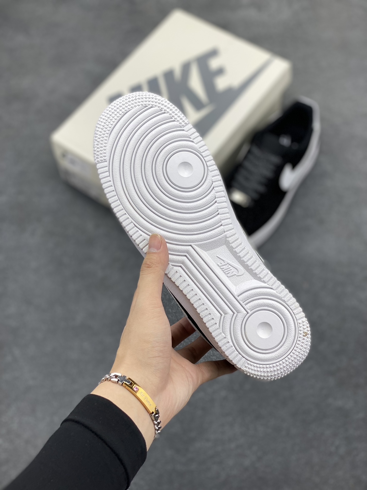 图片[5]-福利特价 Nike Air Force 1 ’07 Low 空军一号低帮百搭休闲运动板鞋。柔软、弹性十足的缓震性能和出色的中底设计，横跨复古与现代的外型结合，造就出风靡全球三十多年的Force 1，直到今天还深受青睐 货号：CW7581-001 尺码：36 36.5 37.5 38 38.5 39 40 40.5 41 42 42.5 43 44 44.5 45-选品中心