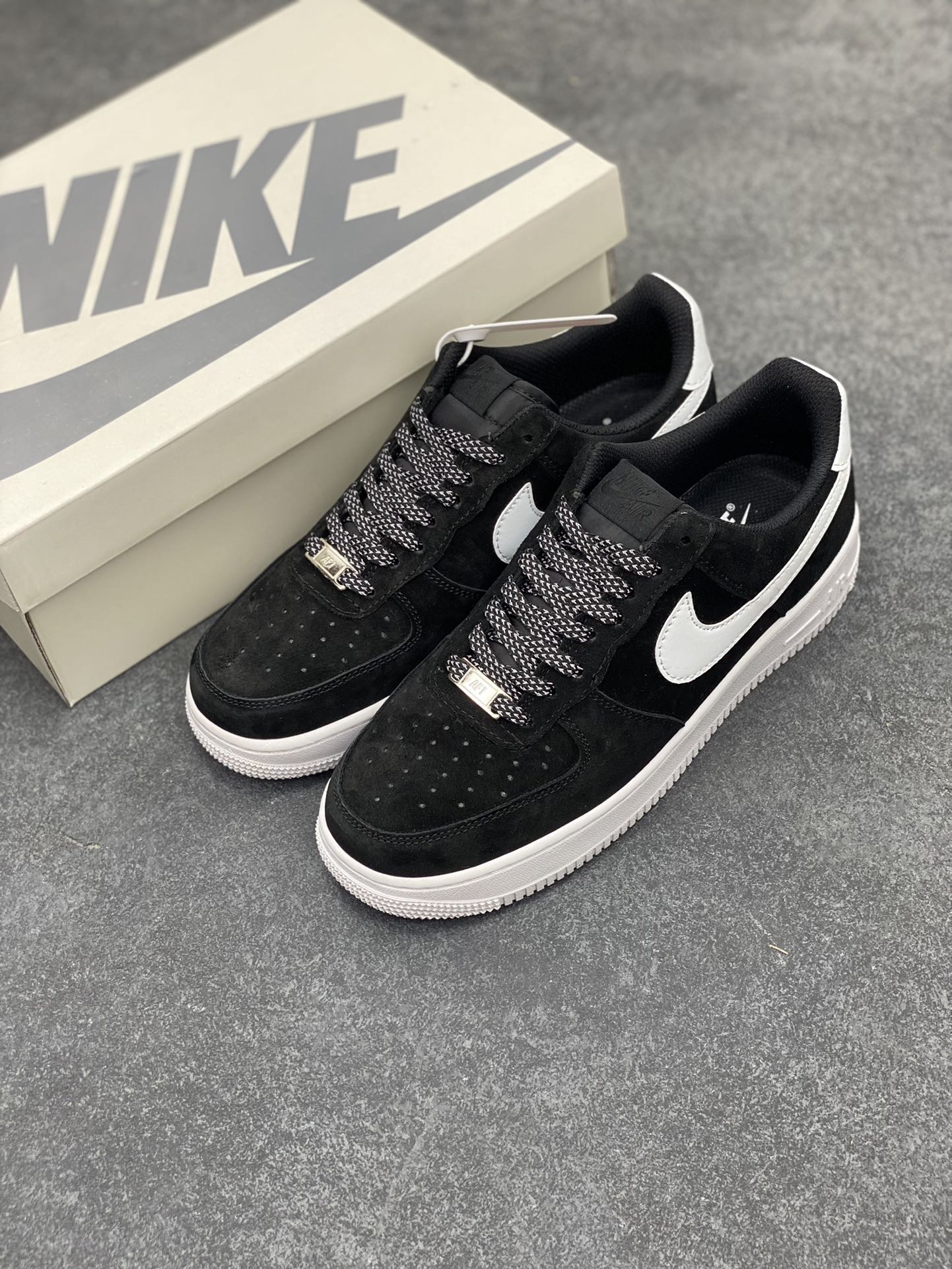 图片[8]-福利特价 Nike Air Force 1 ’07 Low 空军一号低帮百搭休闲运动板鞋。柔软、弹性十足的缓震性能和出色的中底设计，横跨复古与现代的外型结合，造就出风靡全球三十多年的Force 1，直到今天还深受青睐 货号：CW7581-001 尺码：36 36.5 37.5 38 38.5 39 40 40.5 41 42 42.5 43 44 44.5 45-选品中心
