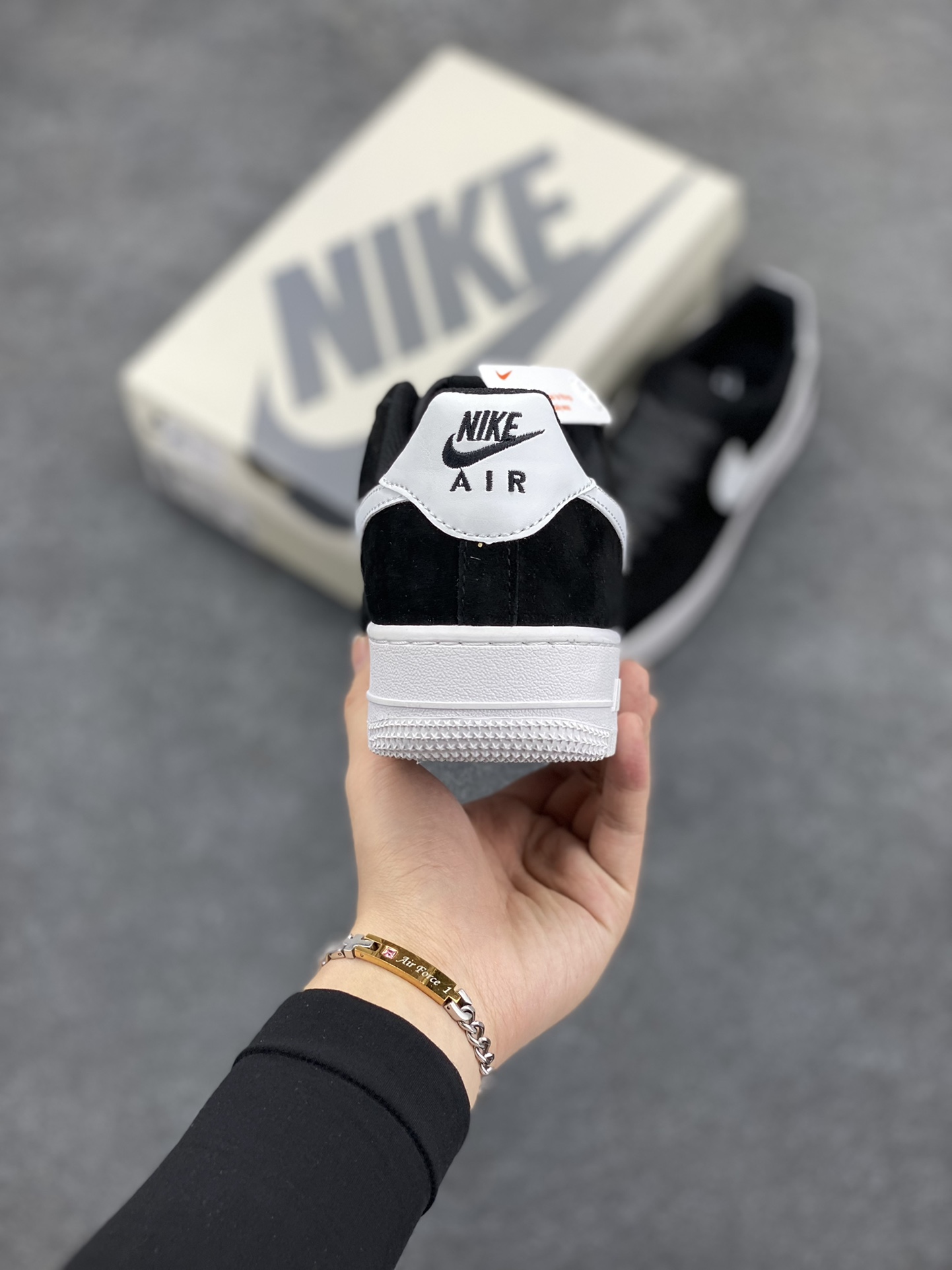 图片[4]-福利特价 Nike Air Force 1 ’07 Low 空军一号低帮百搭休闲运动板鞋。柔软、弹性十足的缓震性能和出色的中底设计，横跨复古与现代的外型结合，造就出风靡全球三十多年的Force 1，直到今天还深受青睐 货号：CW7581-001 尺码：36 36.5 37.5 38 38.5 39 40 40.5 41 42 42.5 43 44 44.5 45-选品中心