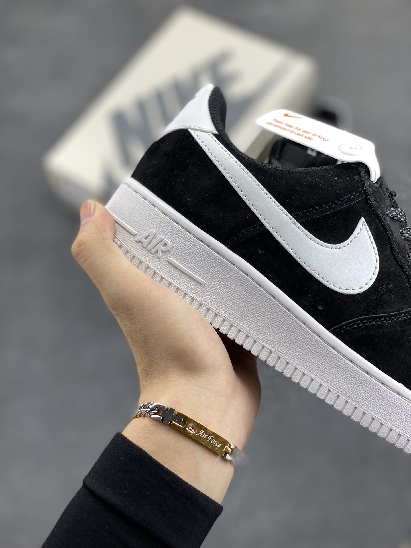 图片[6]-福利特价 Nike Air Force 1 ’07 Low 空军一号低帮百搭休闲运动板鞋。柔软、弹性十足的缓震性能和出色的中底设计，横跨复古与现代的外型结合，造就出风靡全球三十多年的Force 1，直到今天还深受青睐 货号：CW7581-001 尺码：36 36.5 37.5 38 38.5 39 40 40.5 41 42 42.5 43 44 44.5 45-选品中心