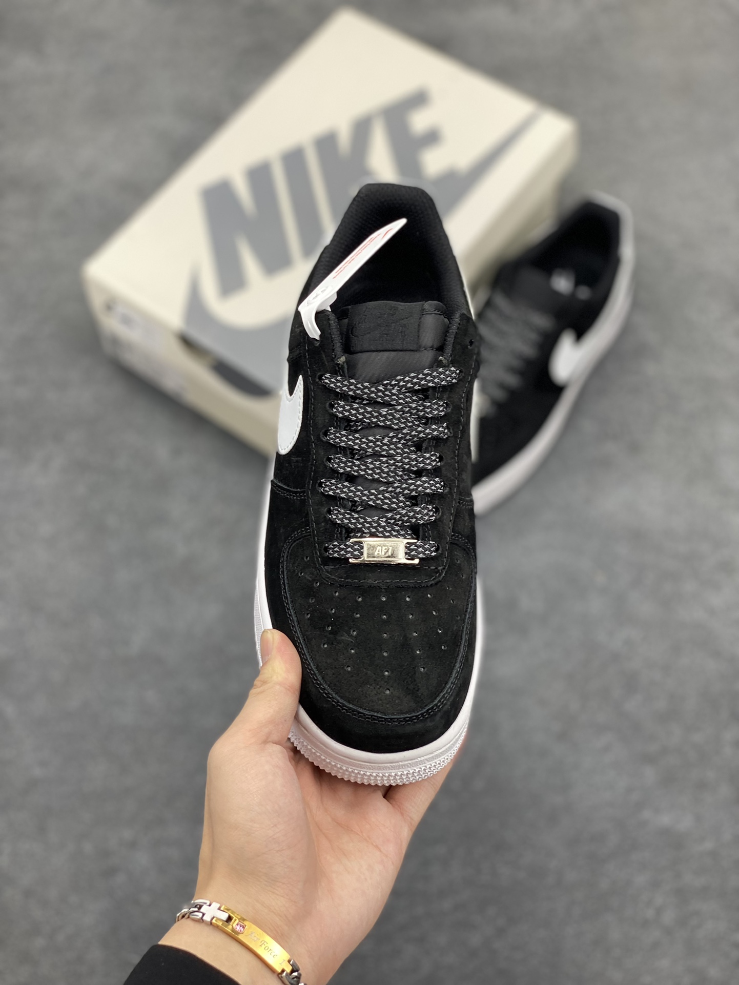 图片[2]-福利特价 Nike Air Force 1 ’07 Low 空军一号低帮百搭休闲运动板鞋。柔软、弹性十足的缓震性能和出色的中底设计，横跨复古与现代的外型结合，造就出风靡全球三十多年的Force 1，直到今天还深受青睐 货号：CW7581-001 尺码：36 36.5 37.5 38 38.5 39 40 40.5 41 42 42.5 43 44 44.5 45-选品中心
