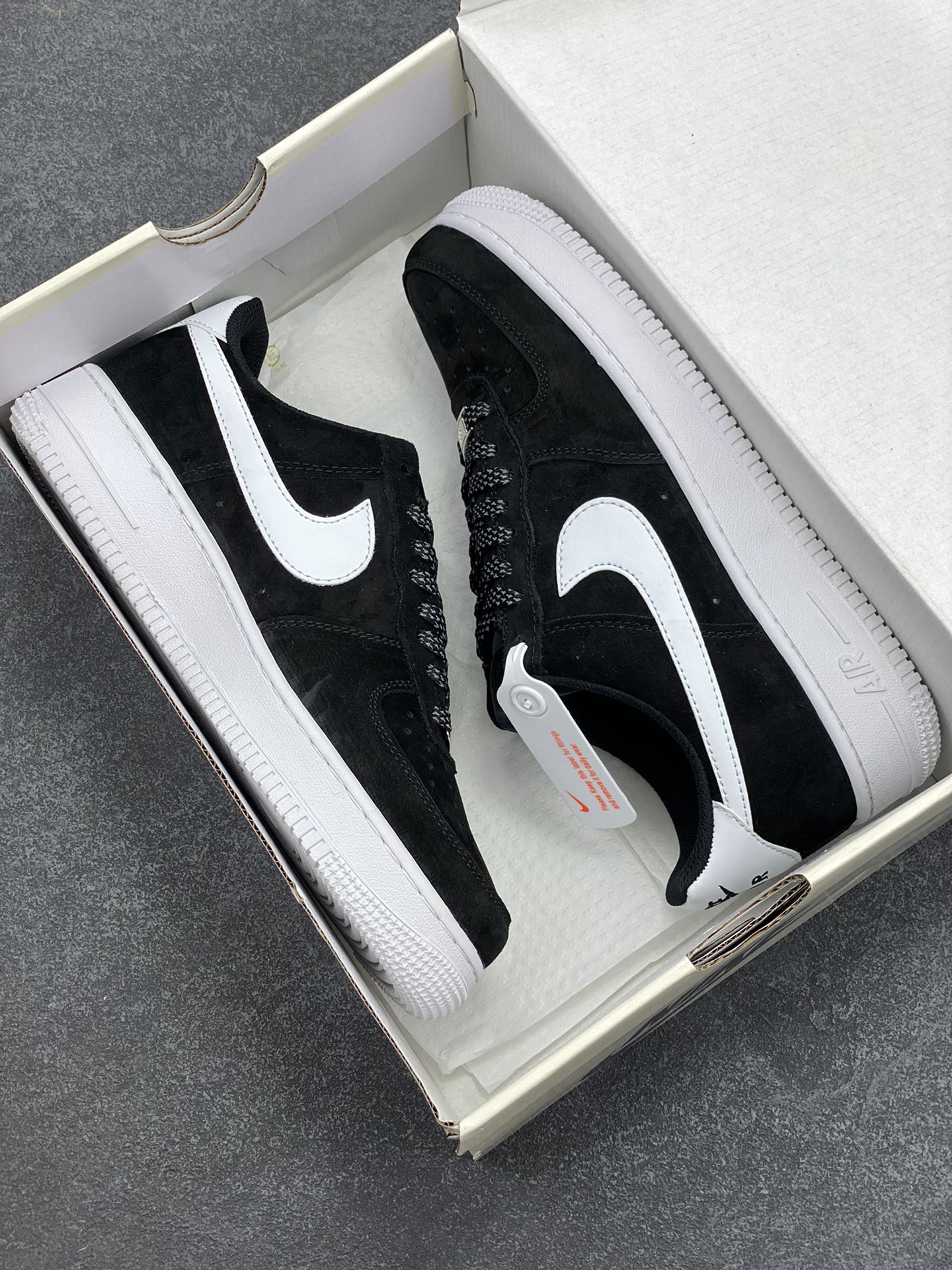 图片[9]-福利特价 Nike Air Force 1 ’07 Low 空军一号低帮百搭休闲运动板鞋。柔软、弹性十足的缓震性能和出色的中底设计，横跨复古与现代的外型结合，造就出风靡全球三十多年的Force 1，直到今天还深受青睐 货号：CW7581-001 尺码：36 36.5 37.5 38 38.5 39 40 40.5 41 42 42.5 43 44 44.5 45-选品中心
