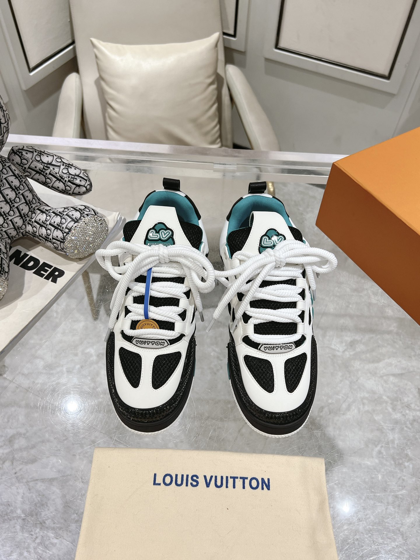 NO:421293,Lv AW23 SK8 Bread Shoes New Sports Shoes High-quality New Edition is available in the full range~ The appearance is indeed the ceiling of the leisure world!  High quality and complete colors!  Original outsole!  Size: 35-45, casual shoes/sports shoes, louis vuitton, sneakers19860909Lv AW23 SK8面包鞋新款运动鞋 高品质新版面全系列发售～ 颜值确实堪称休闲界的天花板！ 对版高品质,颜色齐全！原版大底！ Size:35-45,休闲鞋/运动鞋,louis vuitton,sneakers,Women's Shoes