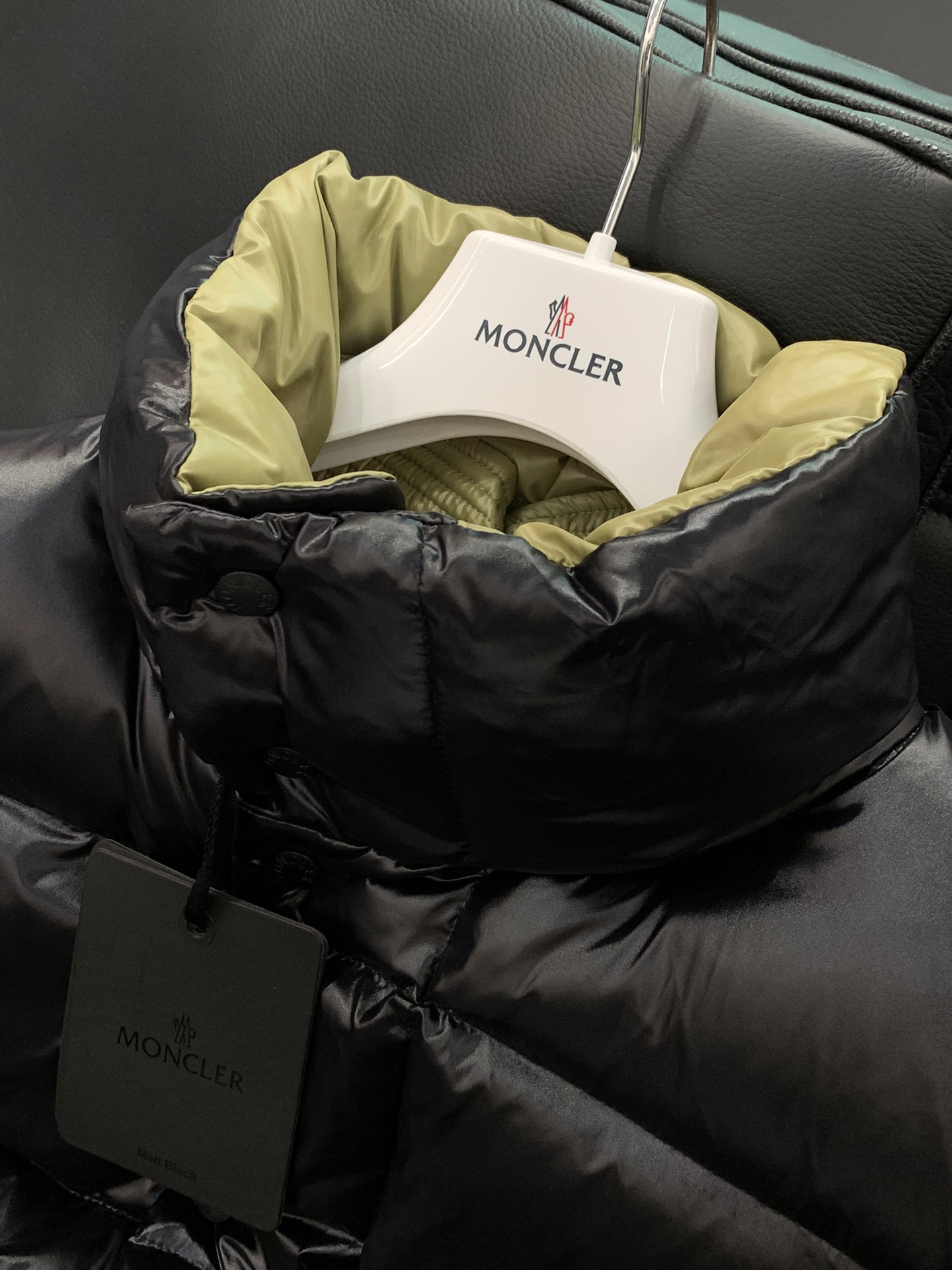 Moncler蒙口2024冬季最新品专柜同步有售原单狠货时尚休闲连帽羽绒外套上身舒适！吸睛而有亮点采用进