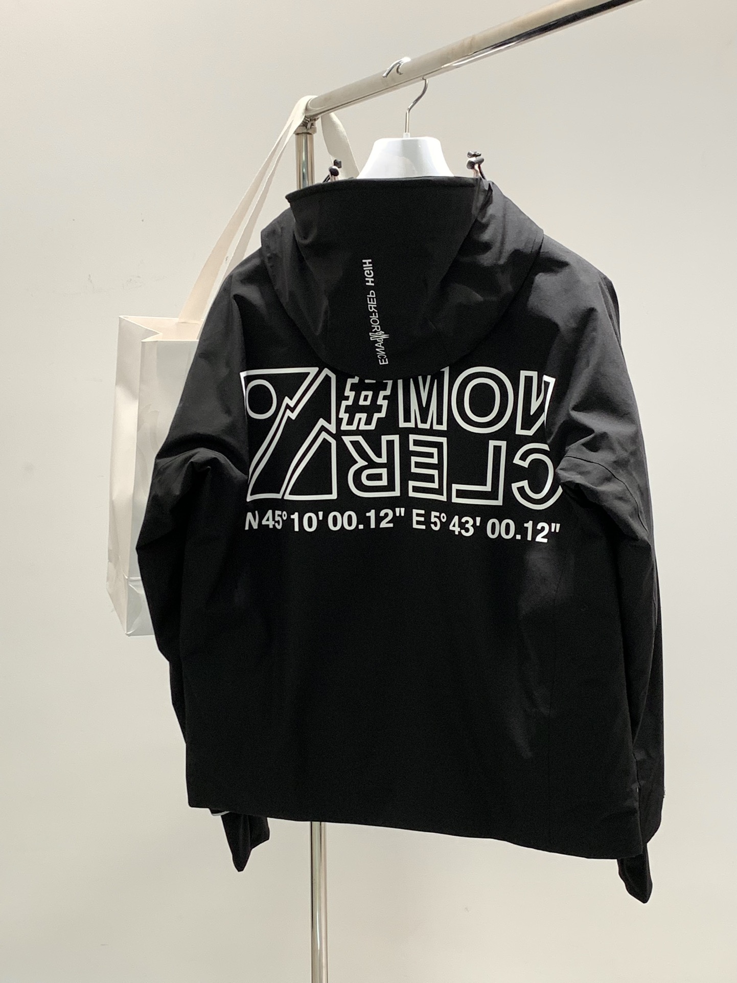 Moncler蒙口2024冬季最新品专柜同步有售原单狠货时尚休闲连帽羽绒外套上身舒适！吸睛而有亮点采用进