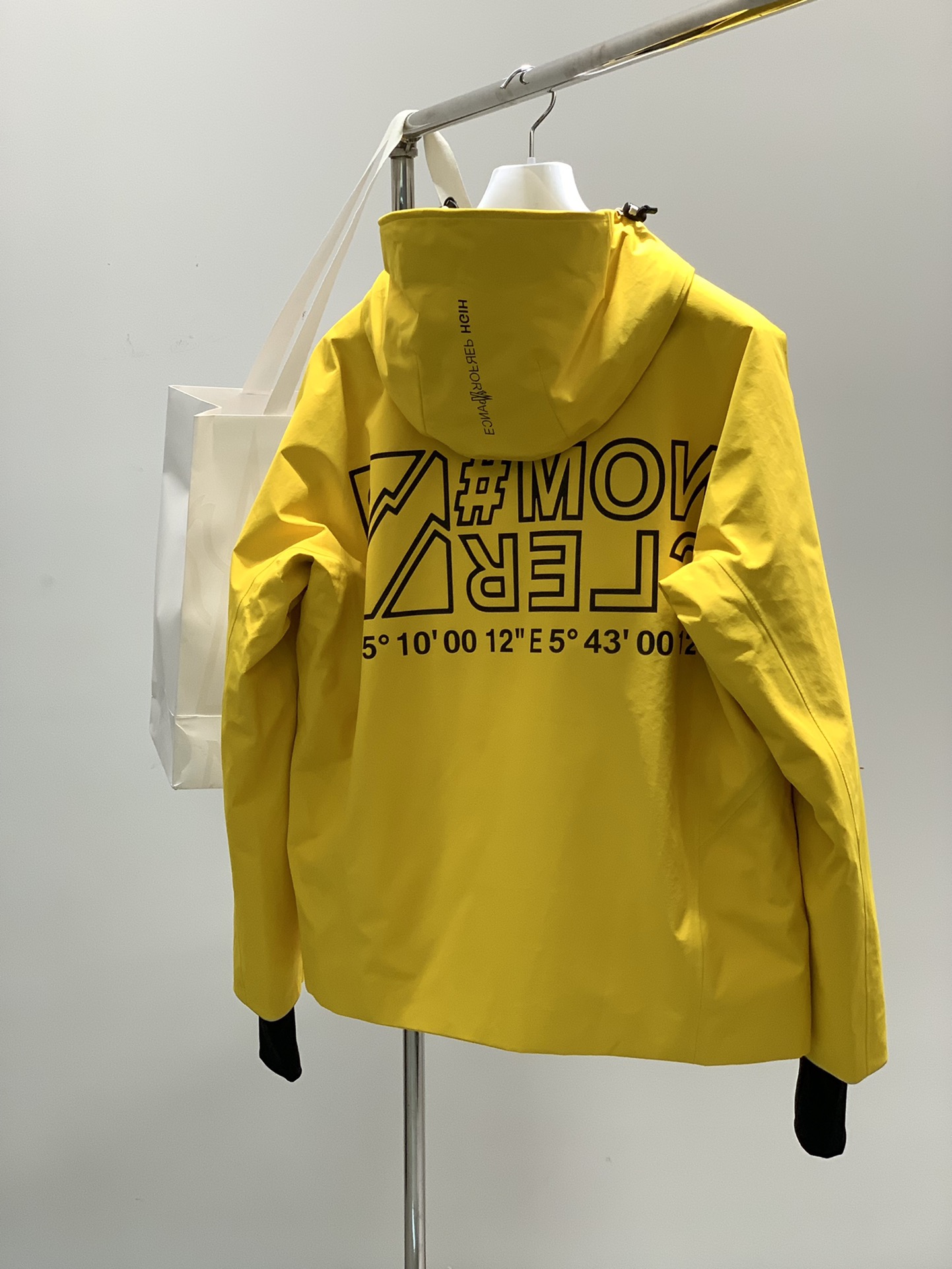 Moncler蒙口2024冬季最新品专柜同步有售原单狠货时尚休闲连帽羽绒外套上身舒适！吸睛而有亮点采用进