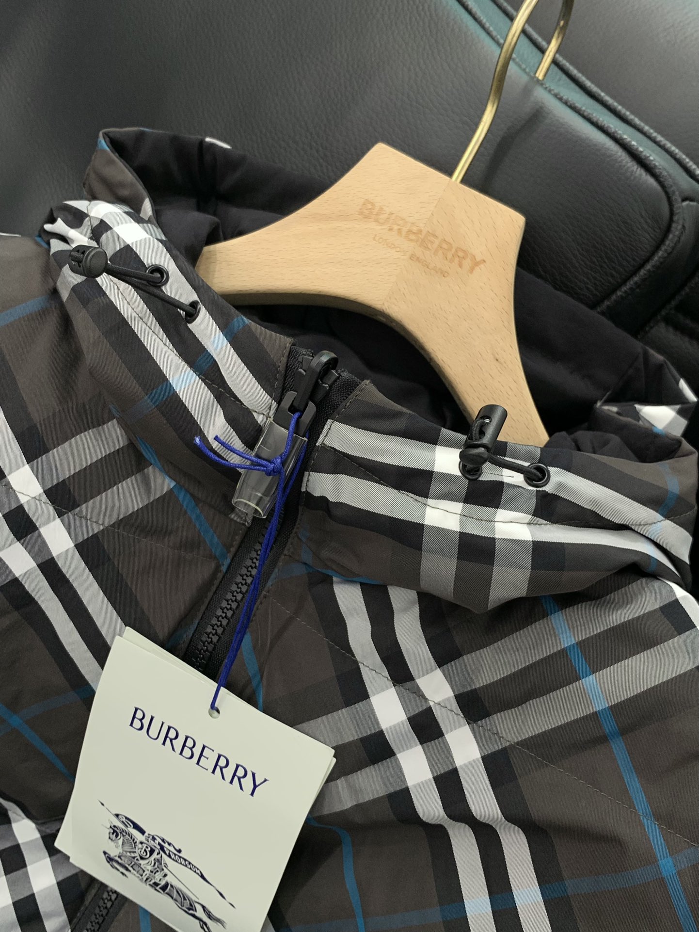 Burberry巴宝莉2024冬季最新品专柜同步有售原单狠货时尚休闲两面穿连帽羽绒服外套进口原版面料上身