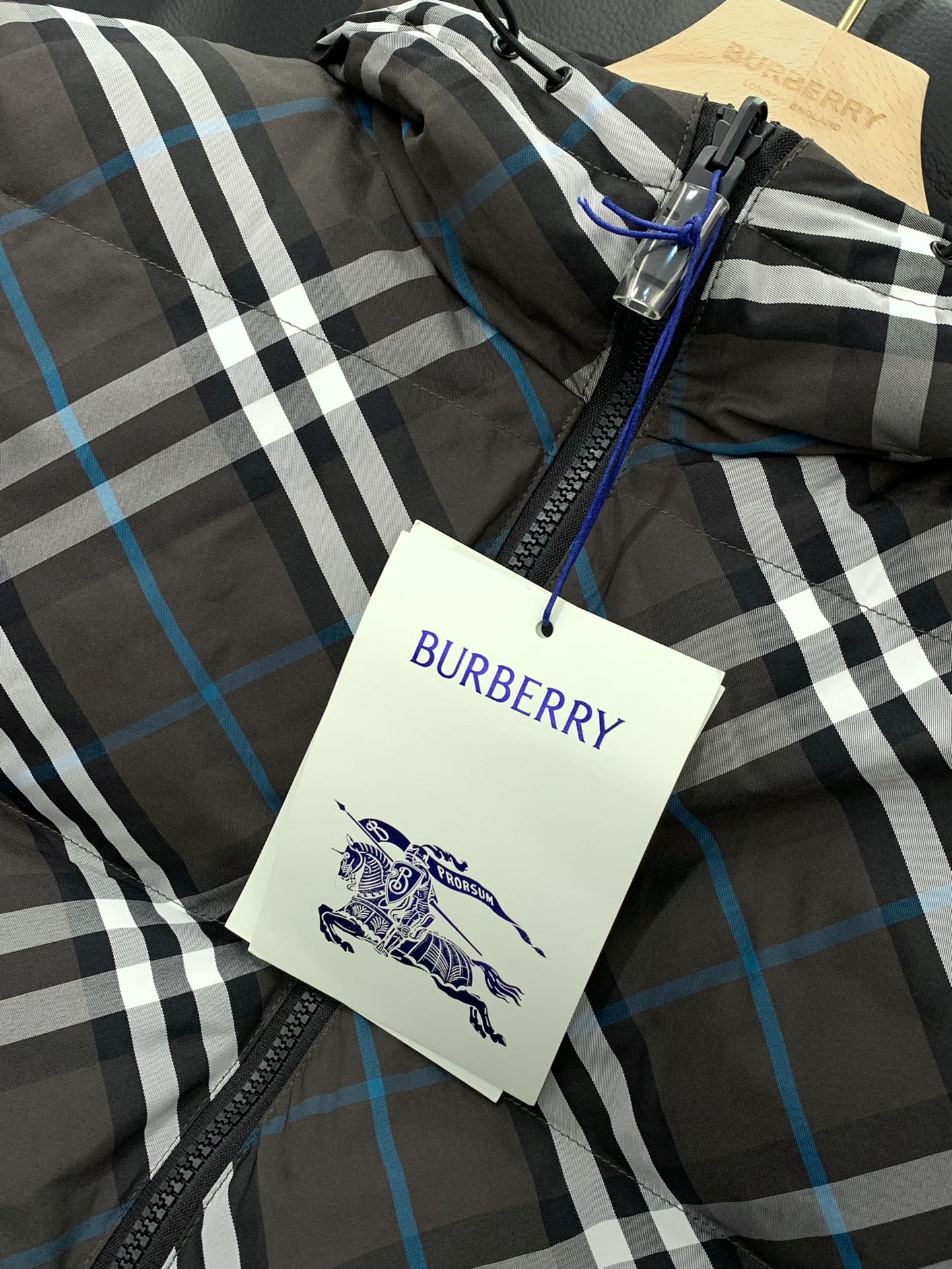 Burberry巴宝莉2024冬季最新品专柜同步有售原单狠货时尚休闲两面穿连帽羽绒服外套进口原版面料上身