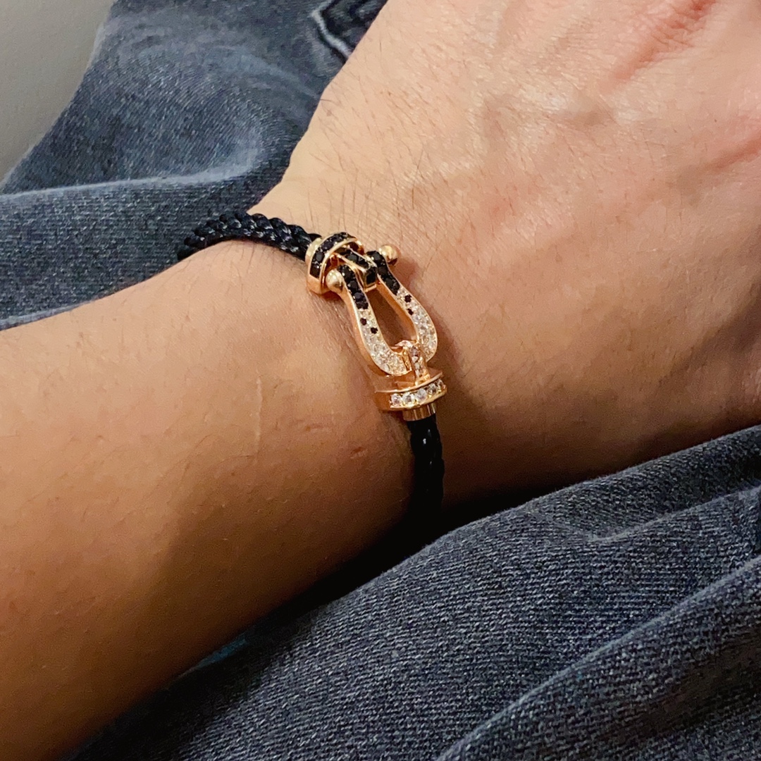 NO:107562,New product release: Popular Black Warrior Fred Fred Black Diamond, White Diamond Gradient Color Buckle Half Diamond Horseshoe Buckle Neutral High-quality Nylon Rope Gold Bracelet Bracelet!  The big brand of red leather ropes in the year of the zodiac, fashionable and exquisite FORCE series bracelets high-end customization~Asia gold micro electroplating 18k gold craftsmanship, Seiko horseshoe buckle bracelet!  The effect of getting started is very versatile. Internet celebrity experts. A must-have item for fashion. Rose gold, gold and silver buttons are the same for men and women. 17/19/two numbers and other numbers can be customized. Jewelry products, bracelet, bracelet, gold19860909新品发布 火爆黑武士费雷德 Fred斐登黑钻、白钻渐变色扣头半钻马蹄扣头中性款高品质尼龙绳玫瑰金手链手镯！本命年红皮绳大牌 时尚 精致FORCE 系列手链高端定制～亚金微电镀18k金工艺 精工马蹄扣头手镯！上手效果非常百搭 网红达人 时尚一族必备单品 玫瑰金、黄金、银色扣头男女情侣款同款17/19/两个码数其它码数均可定制,饰品精品,bracelet,bracelet,gold,Jewelry