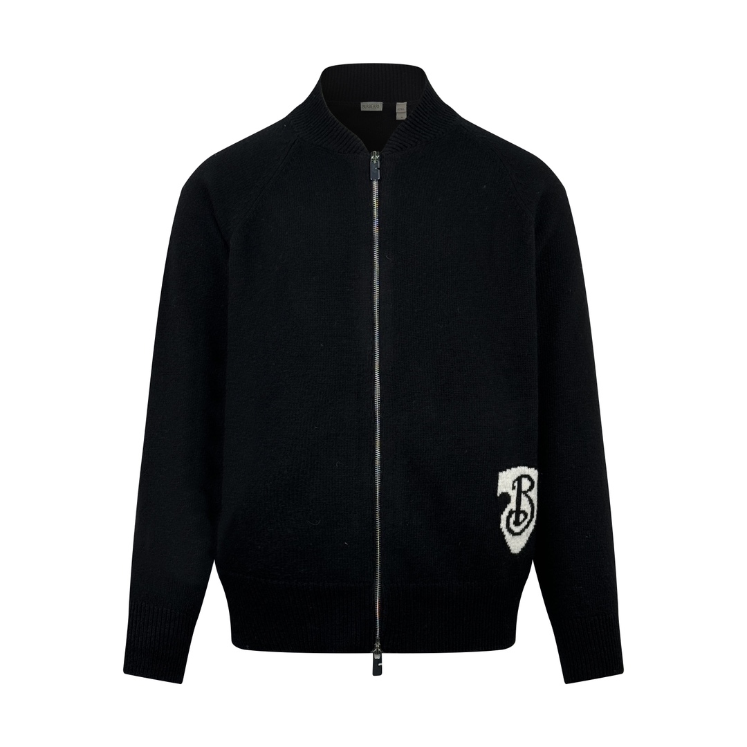 NO:451631,.Burberry Shield Zipper Jacket Customized wool colored exclusive wool material Integrated Logo textile design Soft and delicate, good warmth, able to keep warm in cold seasons Integrated knitting craftsmanship B-shaped shield design pattern inspired by the Equestrian Knight logo (EKD) Giving a simple and modern beauty with a deep visual space Simplicity and generous Freshness and elegance Showing elegant figure Exudes infinite charm Craft 1: Imported computer flat machine wool material textile machine colored LOGO technology Use high-quality wool materials such as wool to achieve integrated production of wool and fabric through precision knitting technology Precisely control the tension and weaving density of yarns Ensure the clarity and delicateness of the LOGO pattern Craft 2: Picking a special machine to splice ignite threads Fine and unique clothing production process  Precise needle and wiring technology to ensure the flatness and firmness of the splicing area. Achieve seamless splicing between wool materials. Process 3: Washing and softening of the odor removal process. Deep cleaning and deodorization of the clothes through professional washing equipment and specific detergents Improve the feel and appearance of the clothes. Accessories Customized 1:1 Burberry Double letter zipper Customized 1:1 Burberry Trademark Size Loose style S M L XL Exclusive,,burberry,jackets & coats,alexander wang19860909.Burberry 盾牌拉链外套 定制羊毛色织尊享毛料 融入了Logo纺织设计 柔软细腻 具有良好的保暖性 能够在寒冷季节保持温暖 融入嵌花针织工艺演绎的 B字型盾牌设计 图案灵感源自马术骑士徽标（EKD） 赋予简约而现代的美感 富有深意的视觉空间 简洁大方 清新脱俗 尽显优雅身姿 散发无限魅力 工艺1: 进口电脑横机毛料纺织机做色织LOGO技术 将羊毛等优质毛料通过精密的编织技术实现色织LOGO与面料的一体化生产 精确控制纱线的张力和编织密度 确保LOGO图案的清晰度和细腻度 工艺2: 挑脚专机来做无明线拼接 精细且独特的服装制作工艺 采用精密的针法和走线技术 能够确保拼接处的平整度和牢固度 实现毛料之间的无缝拼接 工艺3: 成衣洗水加软去味工艺 通过专业的洗涤设备和特定的洗涤剂 对衣物进行深度清洁和去味处理 改善衣物的手感和外观 辅料 定制1:1 Burberry 双字母上下拉链 定制1:1 Burberry 商标 版型 宽松版型 尺码 S M L XL 独家专供,,burberry,jackets & coats,alexander wang,Men's clothing