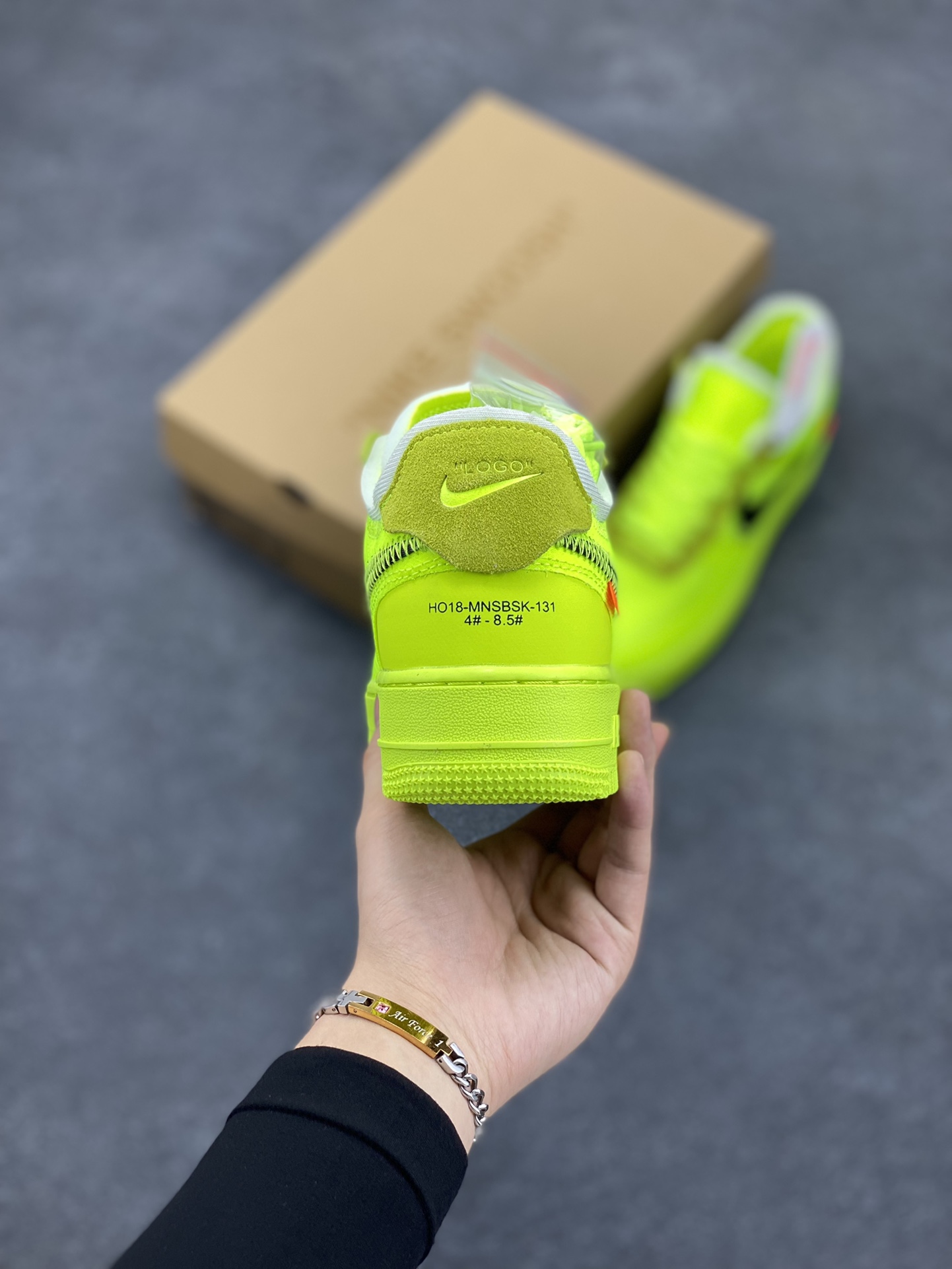 图片[4]-夺人眼球Off-White x Nike Air Force 1 Low \”Volt\” 2.0空军一号经典百搭低帮休闲运动板鞋“OW荧光绿黑”Off-White™与 NikeLab 最新打造的 Air Force 1 Low 全新配色「Volt」，Air Force 1 Low 的鞋身与中底将被换上夺目的荧光绿色调，以签名式的橘红色 “Zip-Tie” 和 “AIR” 字样点缀 货号：AO4606-700 尺码：36 36.5 37.5 38 38.5 39 40 40.5 41 42 42.5 43 44 44.5 45-选品中心