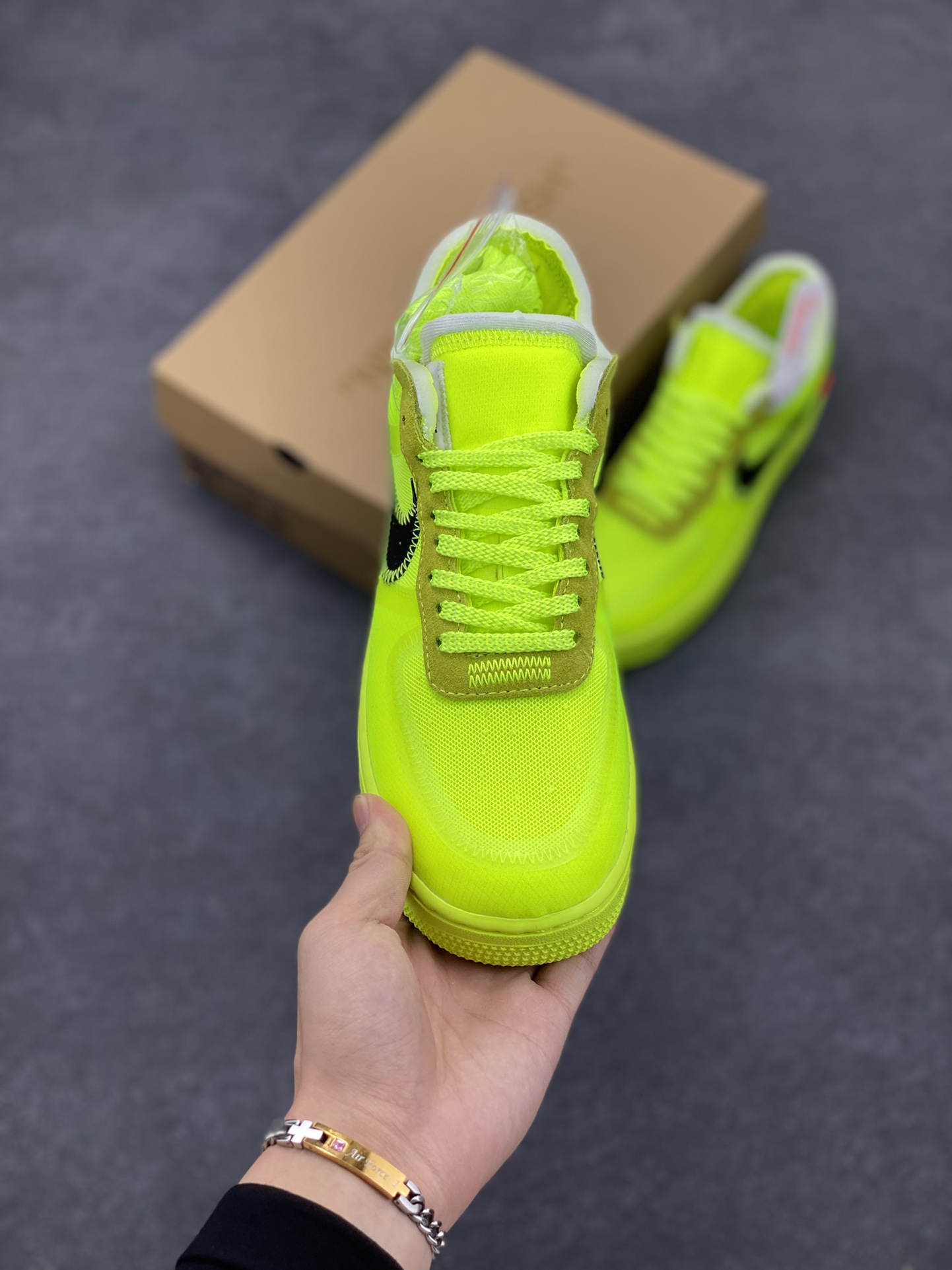 图片[2]-夺人眼球Off-White x Nike Air Force 1 Low \”Volt\” 2.0空军一号经典百搭低帮休闲运动板鞋“OW荧光绿黑”Off-White™与 NikeLab 最新打造的 Air Force 1 Low 全新配色「Volt」，Air Force 1 Low 的鞋身与中底将被换上夺目的荧光绿色调，以签名式的橘红色 “Zip-Tie” 和 “AIR” 字样点缀 货号：AO4606-700 尺码：36 36.5 37.5 38 38.5 39 40 40.5 41 42 42.5 43 44 44.5 45-选品中心