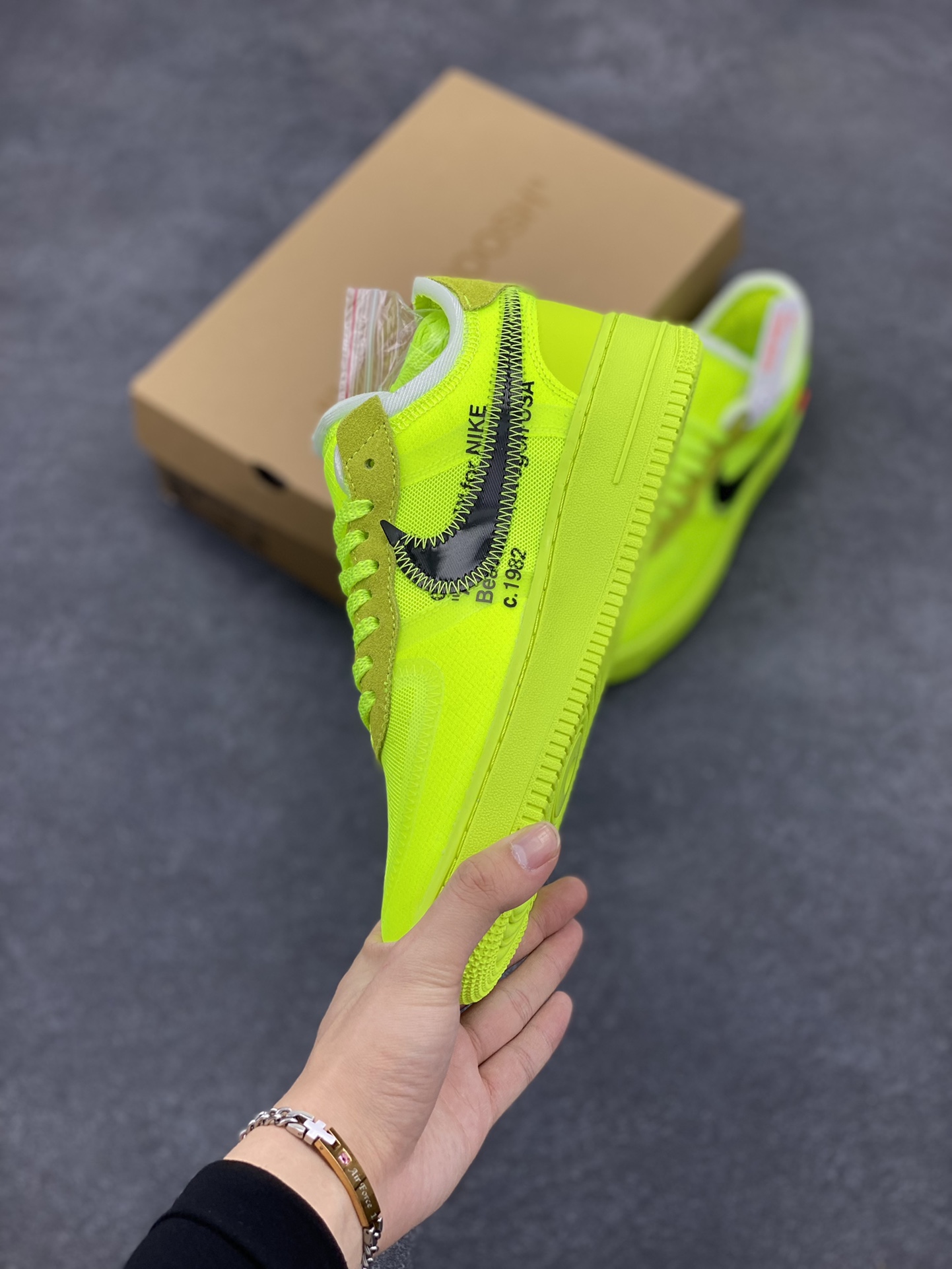 图片[3]-夺人眼球Off-White x Nike Air Force 1 Low \”Volt\” 2.0空军一号经典百搭低帮休闲运动板鞋“OW荧光绿黑”Off-White™与 NikeLab 最新打造的 Air Force 1 Low 全新配色「Volt」，Air Force 1 Low 的鞋身与中底将被换上夺目的荧光绿色调，以签名式的橘红色 “Zip-Tie” 和 “AIR” 字样点缀 货号：AO4606-700 尺码：36 36.5 37.5 38 38.5 39 40 40.5 41 42 42.5 43 44 44.5 45-选品中心