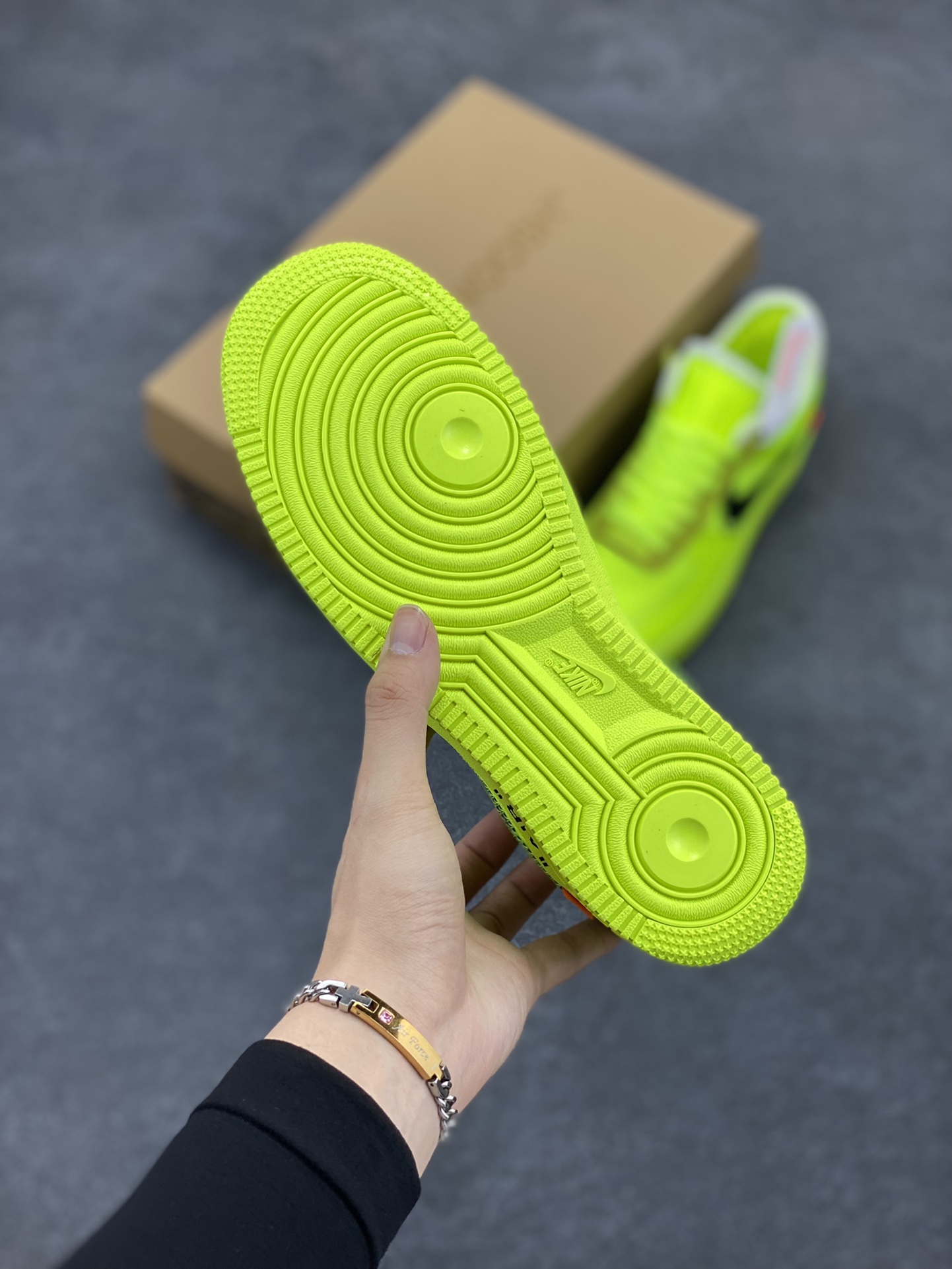 图片[5]-夺人眼球Off-White x Nike Air Force 1 Low \”Volt\” 2.0空军一号经典百搭低帮休闲运动板鞋“OW荧光绿黑”Off-White™与 NikeLab 最新打造的 Air Force 1 Low 全新配色「Volt」，Air Force 1 Low 的鞋身与中底将被换上夺目的荧光绿色调，以签名式的橘红色 “Zip-Tie” 和 “AIR” 字样点缀 货号：AO4606-700 尺码：36 36.5 37.5 38 38.5 39 40 40.5 41 42 42.5 43 44 44.5 45-选品中心