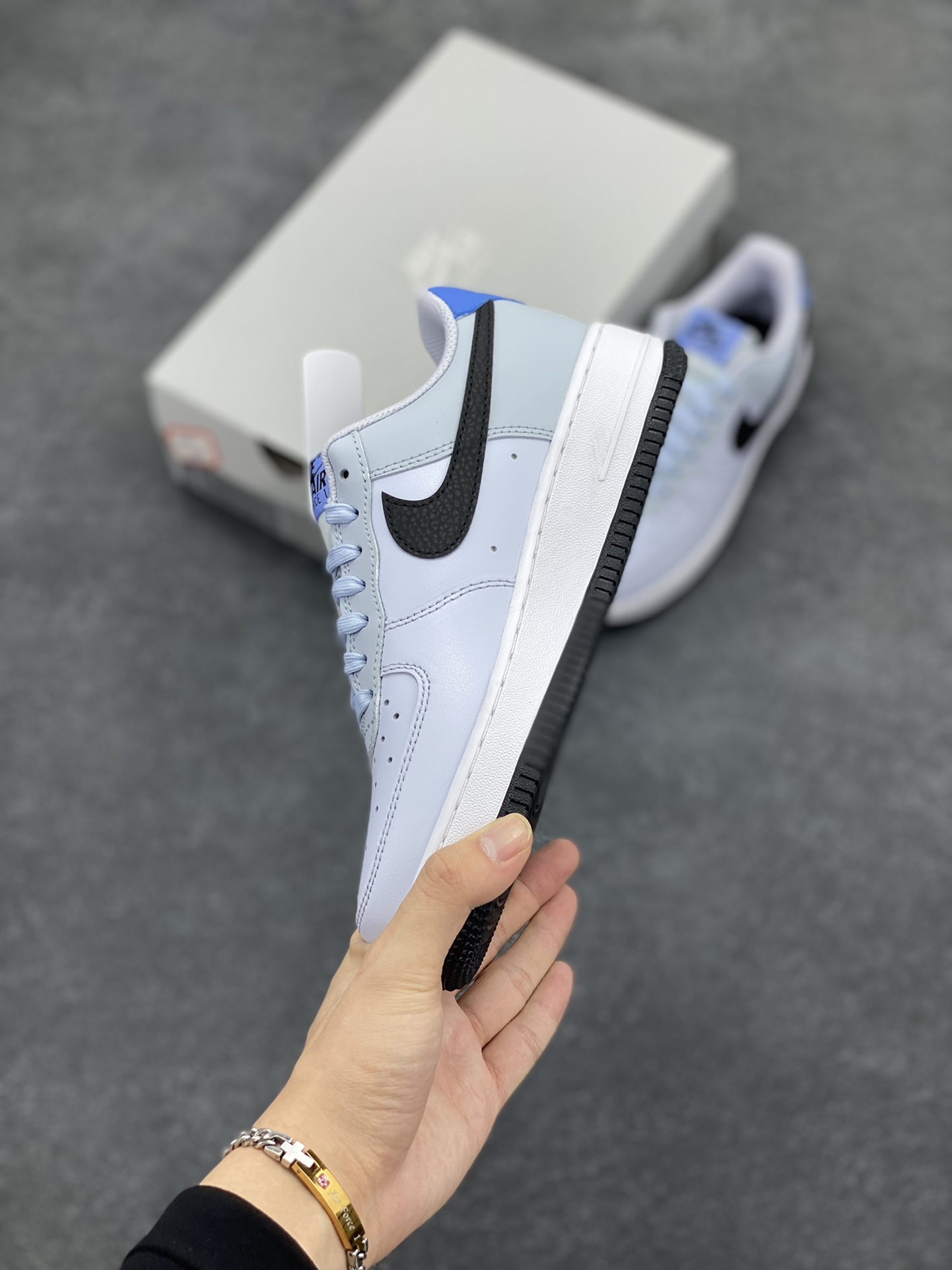 图片[3]-Nike Air Force 1 Low 白黑蓝 空军一号低帮运动板鞋 原楦头原纸板 打造纯正空军版型#专注外贸渠道 全掌内置蜂窝气垫 #原盒配件 原厂中底钢印、拉帮完美 货号：FV5948-003 尺码：35.5 36 36.5 37.5 38 38.5 39 40 40.5 41 42 42.5 43 44 44.5 45-选品中心