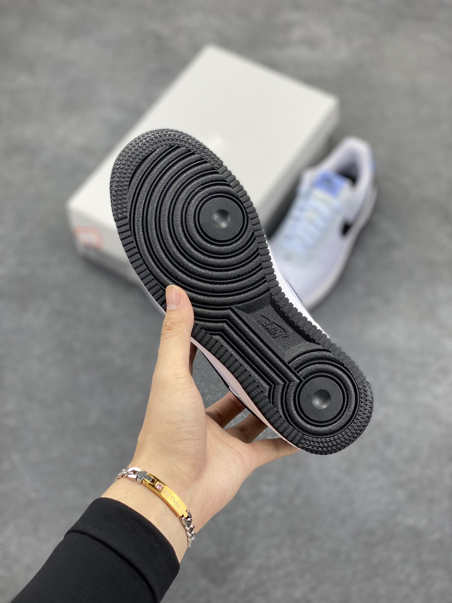 图片[5]-Nike Air Force 1 Low 白黑蓝 空军一号低帮运动板鞋 原楦头原纸板 打造纯正空军版型#专注外贸渠道 全掌内置蜂窝气垫 #原盒配件 原厂中底钢印、拉帮完美 货号：FV5948-003 尺码：35.5 36 36.5 37.5 38 38.5 39 40 40.5 41 42 42.5 43 44 44.5 45-选品中心