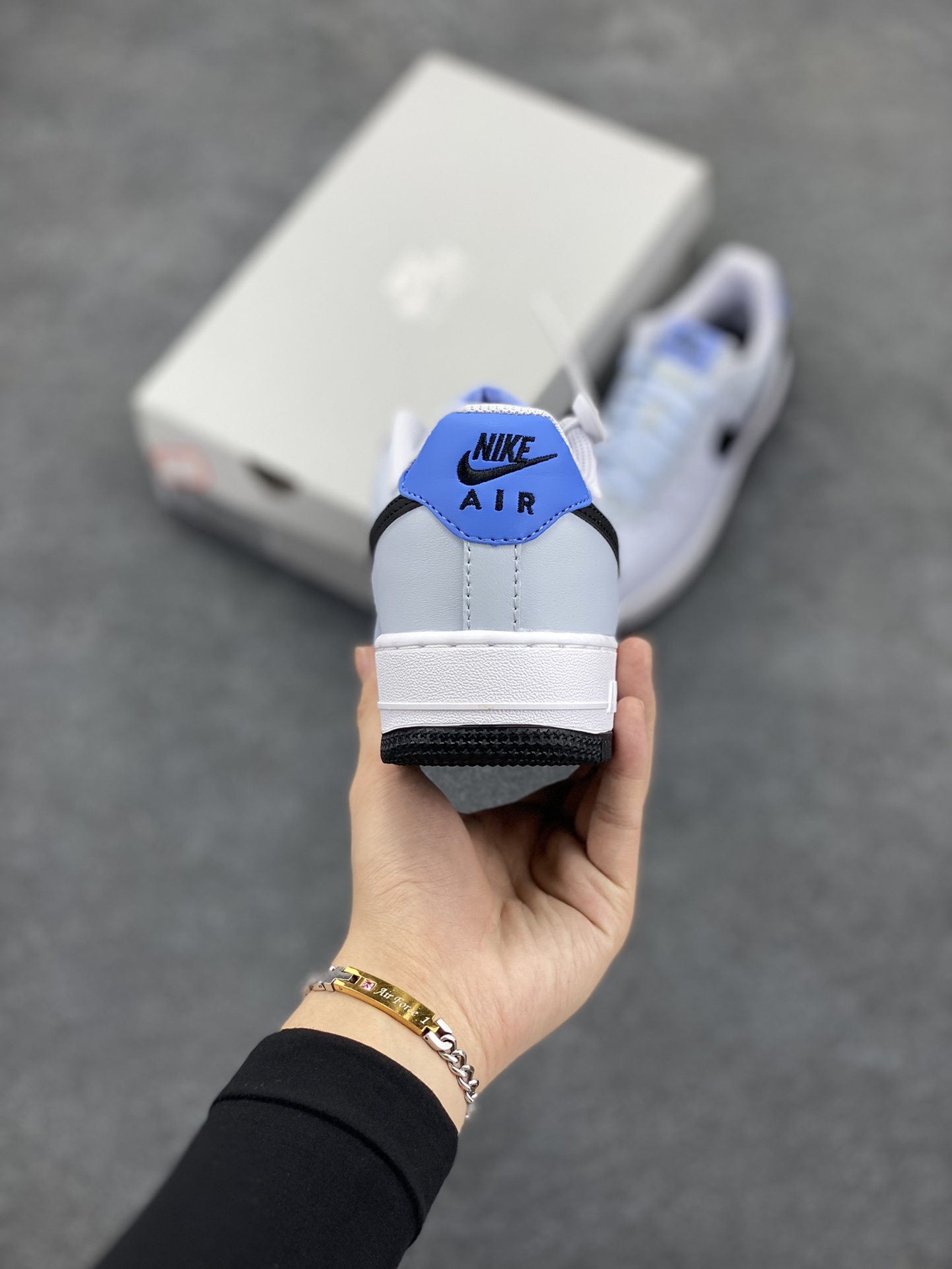 图片[4]-Nike Air Force 1 Low 白黑蓝 空军一号低帮运动板鞋 原楦头原纸板 打造纯正空军版型#专注外贸渠道 全掌内置蜂窝气垫 #原盒配件 原厂中底钢印、拉帮完美 货号：FV5948-003 尺码：35.5 36 36.5 37.5 38 38.5 39 40 40.5 41 42 42.5 43 44 44.5 45-选品中心