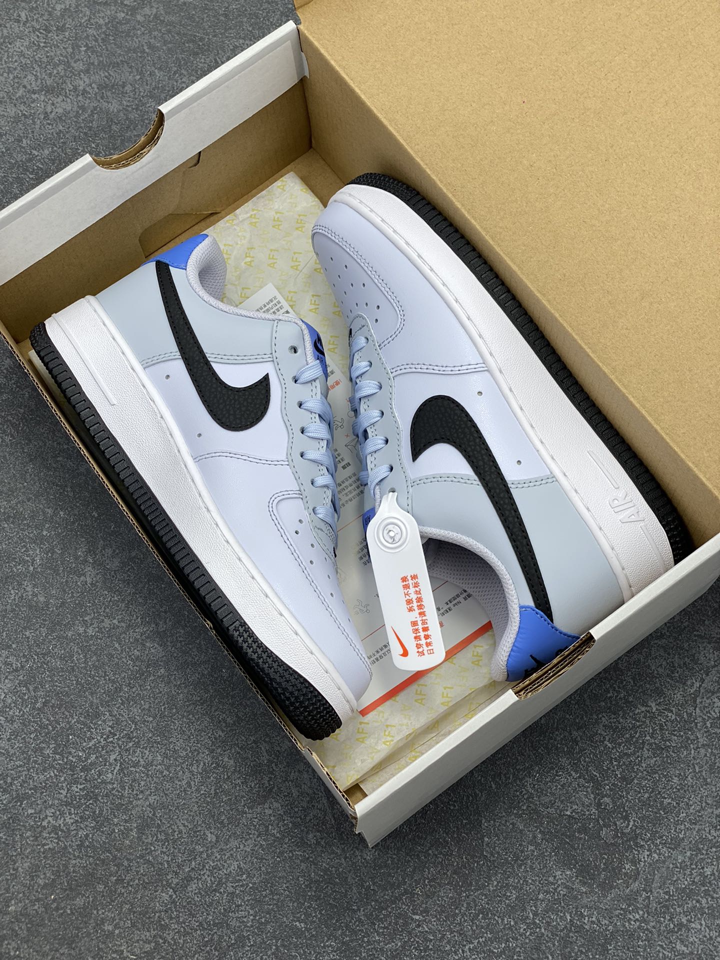 图片[9]-Nike Air Force 1 Low 白黑蓝 空军一号低帮运动板鞋 原楦头原纸板 打造纯正空军版型#专注外贸渠道 全掌内置蜂窝气垫 #原盒配件 原厂中底钢印、拉帮完美 货号：FV5948-003 尺码：35.5 36 36.5 37.5 38 38.5 39 40 40.5 41 42 42.5 43 44 44.5 45-选品中心