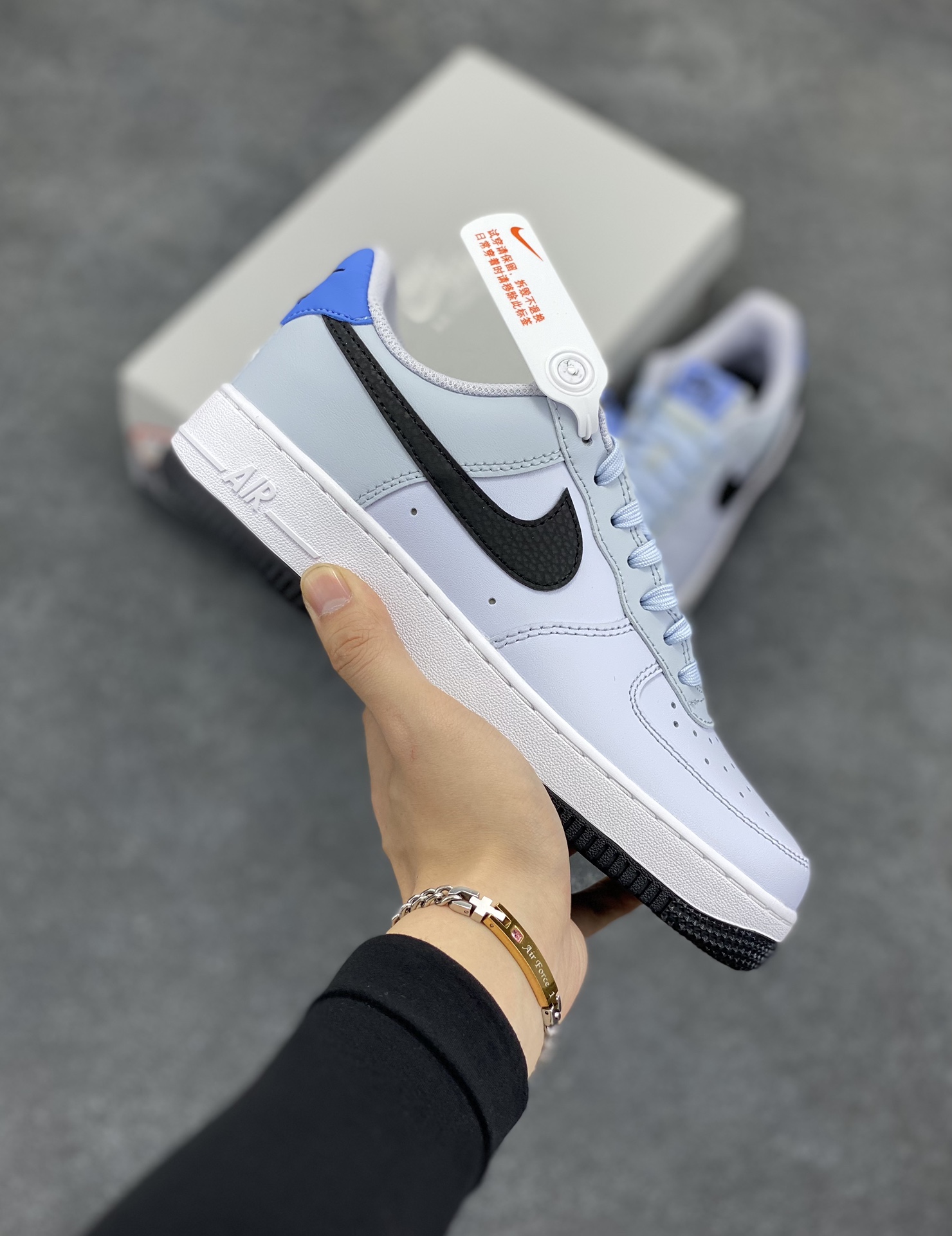 Nike Air Force 1 Low 白黑蓝 空军一号低帮运动板鞋 原楦头原纸板 打造纯正空军版型#专注外贸渠道 全掌内置蜂窝气垫 #原盒配件 原厂中底钢印、拉帮完美 货号：FV5948-003 尺码：35.5 36 36.5 37.5 38 38.5 39 40 40.5 41 42 42.5 43 44 44.5 45-选品中心