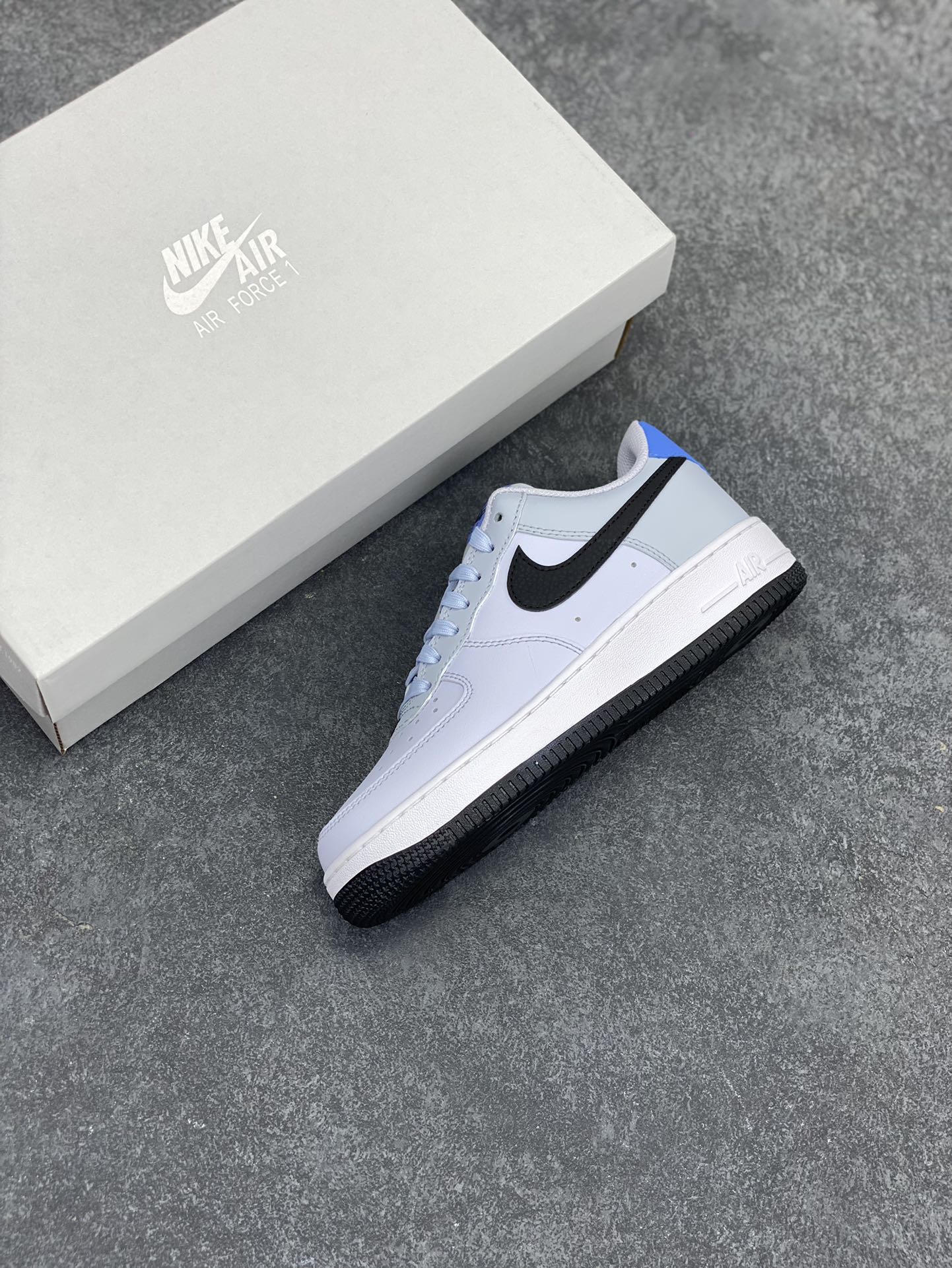 图片[7]-Nike Air Force 1 Low 白黑蓝 空军一号低帮运动板鞋 原楦头原纸板 打造纯正空军版型#专注外贸渠道 全掌内置蜂窝气垫 #原盒配件 原厂中底钢印、拉帮完美 货号：FV5948-003 尺码：35.5 36 36.5 37.5 38 38.5 39 40 40.5 41 42 42.5 43 44 44.5 45-选品中心