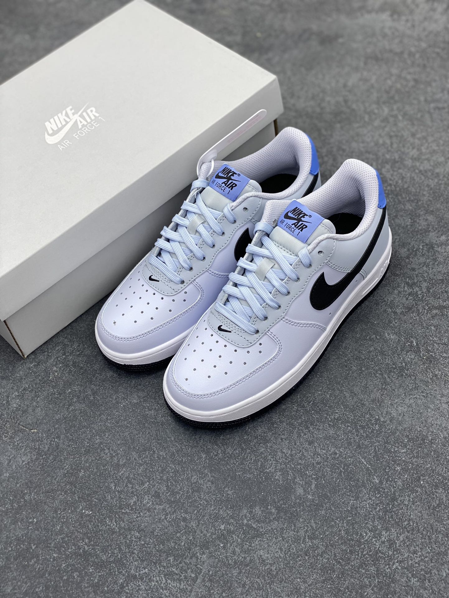 图片[8]-Nike Air Force 1 Low 白黑蓝 空军一号低帮运动板鞋 原楦头原纸板 打造纯正空军版型#专注外贸渠道 全掌内置蜂窝气垫 #原盒配件 原厂中底钢印、拉帮完美 货号：FV5948-003 尺码：35.5 36 36.5 37.5 38 38.5 39 40 40.5 41 42 42.5 43 44 44.5 45-选品中心