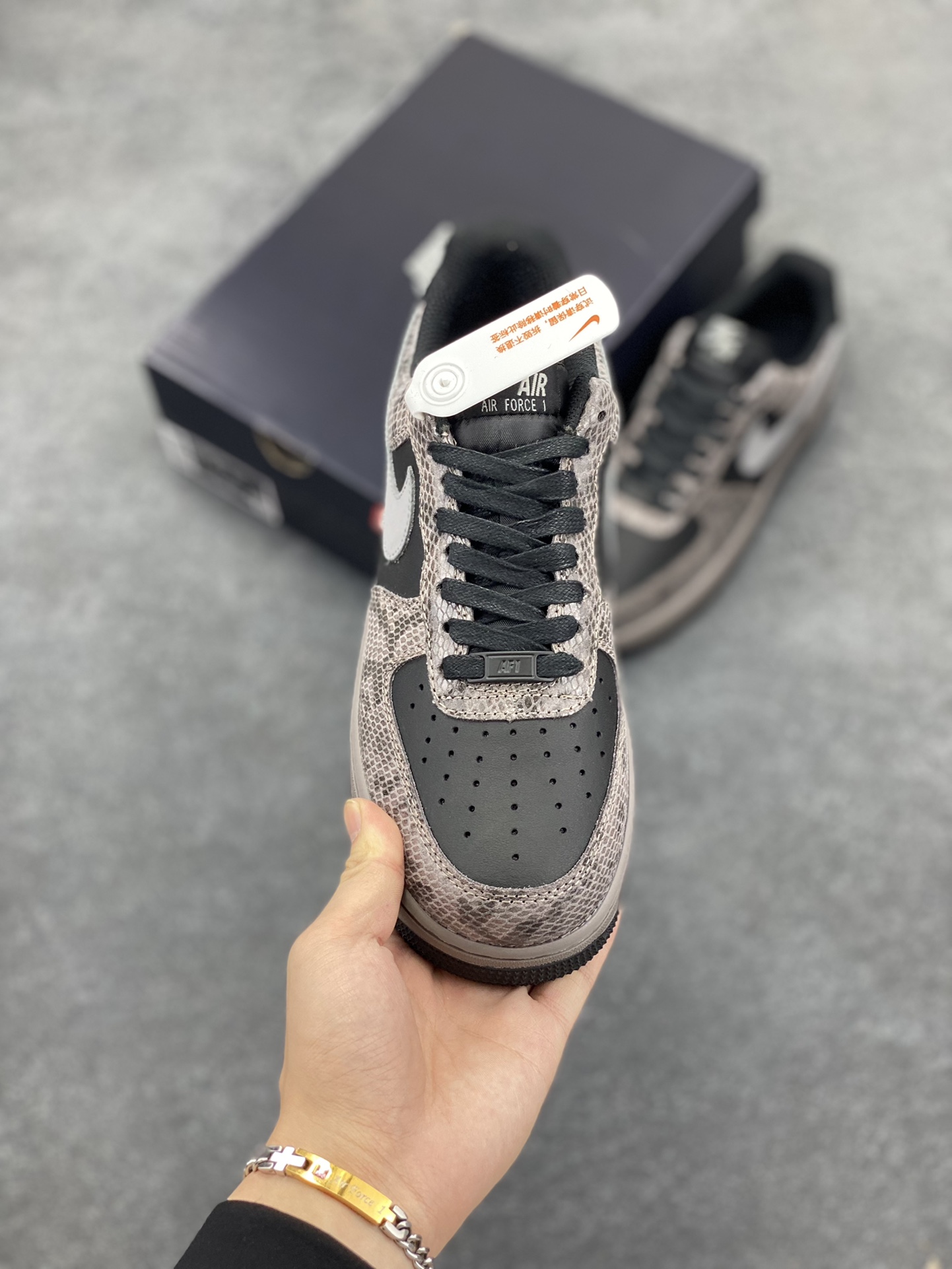 图片[2]-Nike Air Force 1 Low 蛇年黑灰 空军一号低帮运动板鞋 原楦头原纸板 打造纯正空军版型#专注外贸渠道 全掌内置蜂窝气垫 #原盒配件 原厂中底钢印、拉帮完美 货号：HF2898-001 尺码：36 36.5 37.5 38 38.5 39 40 40.5 41 42 42.5 43 44 44.5 45-选品中心
