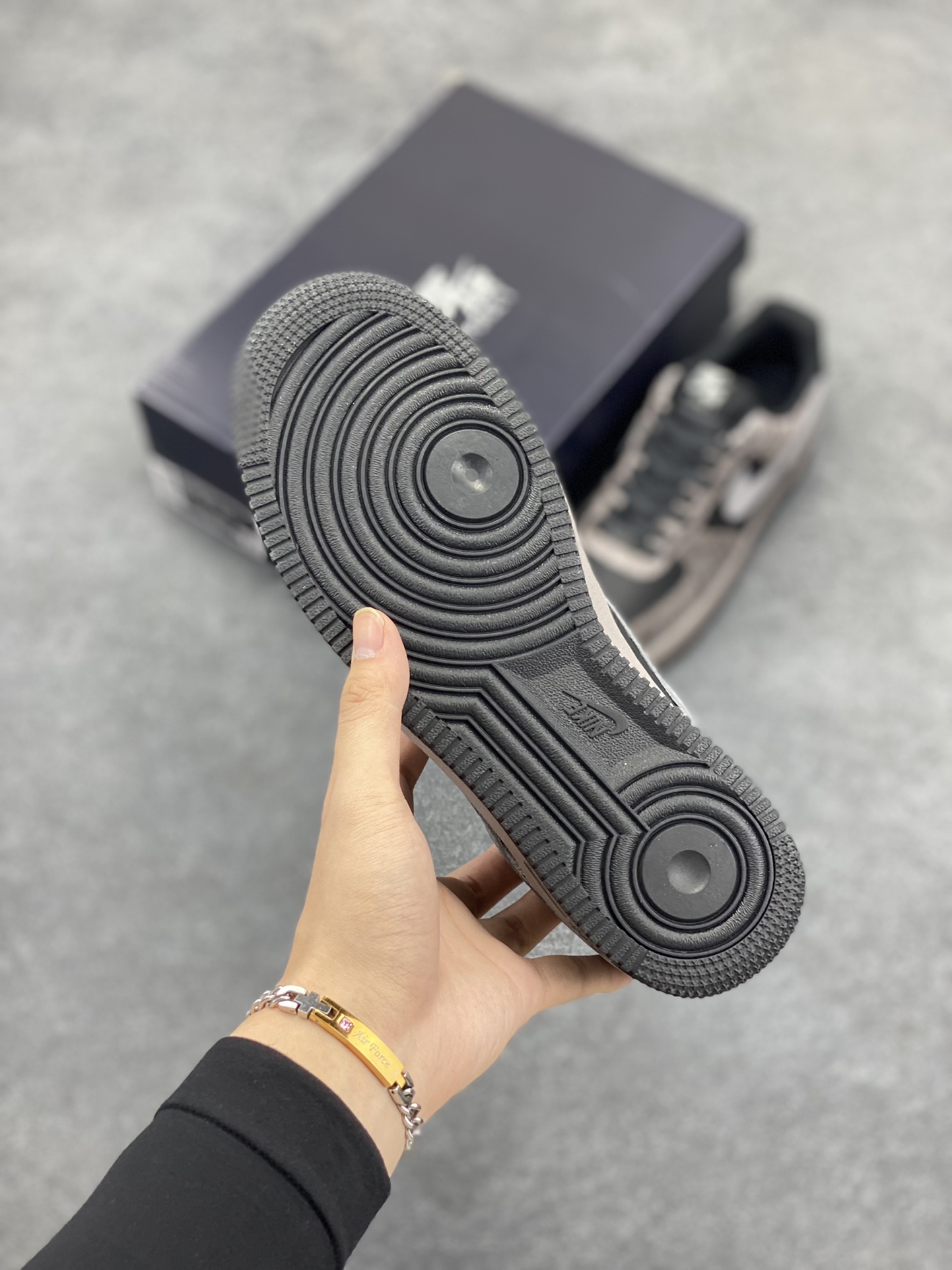 图片[5]-Nike Air Force 1 Low 蛇年黑灰 空军一号低帮运动板鞋 原楦头原纸板 打造纯正空军版型#专注外贸渠道 全掌内置蜂窝气垫 #原盒配件 原厂中底钢印、拉帮完美 货号：HF2898-001 尺码：36 36.5 37.5 38 38.5 39 40 40.5 41 42 42.5 43 44 44.5 45-选品中心