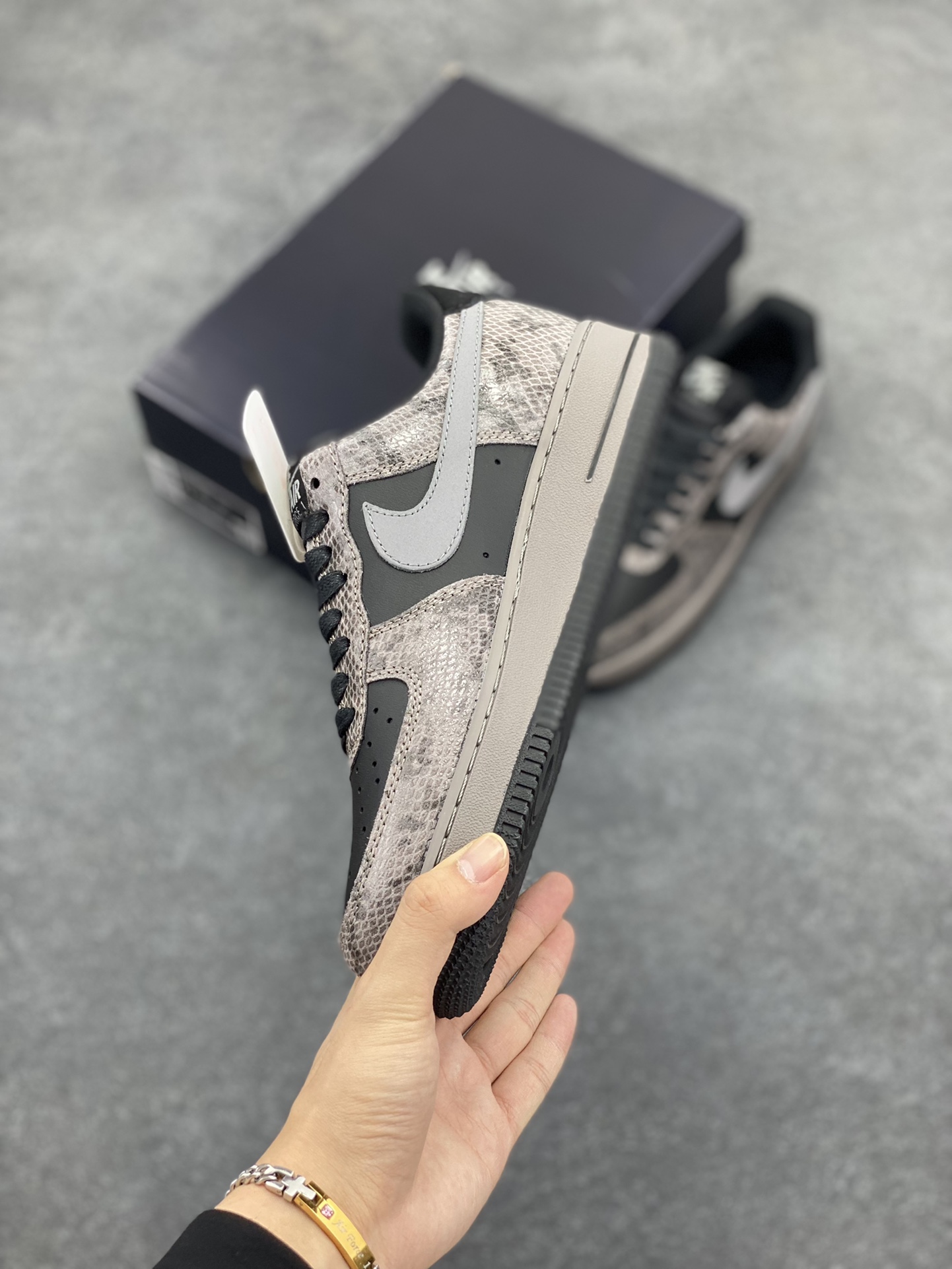 图片[3]-Nike Air Force 1 Low 蛇年黑灰 空军一号低帮运动板鞋 原楦头原纸板 打造纯正空军版型#专注外贸渠道 全掌内置蜂窝气垫 #原盒配件 原厂中底钢印、拉帮完美 货号：HF2898-001 尺码：36 36.5 37.5 38 38.5 39 40 40.5 41 42 42.5 43 44 44.5 45-选品中心