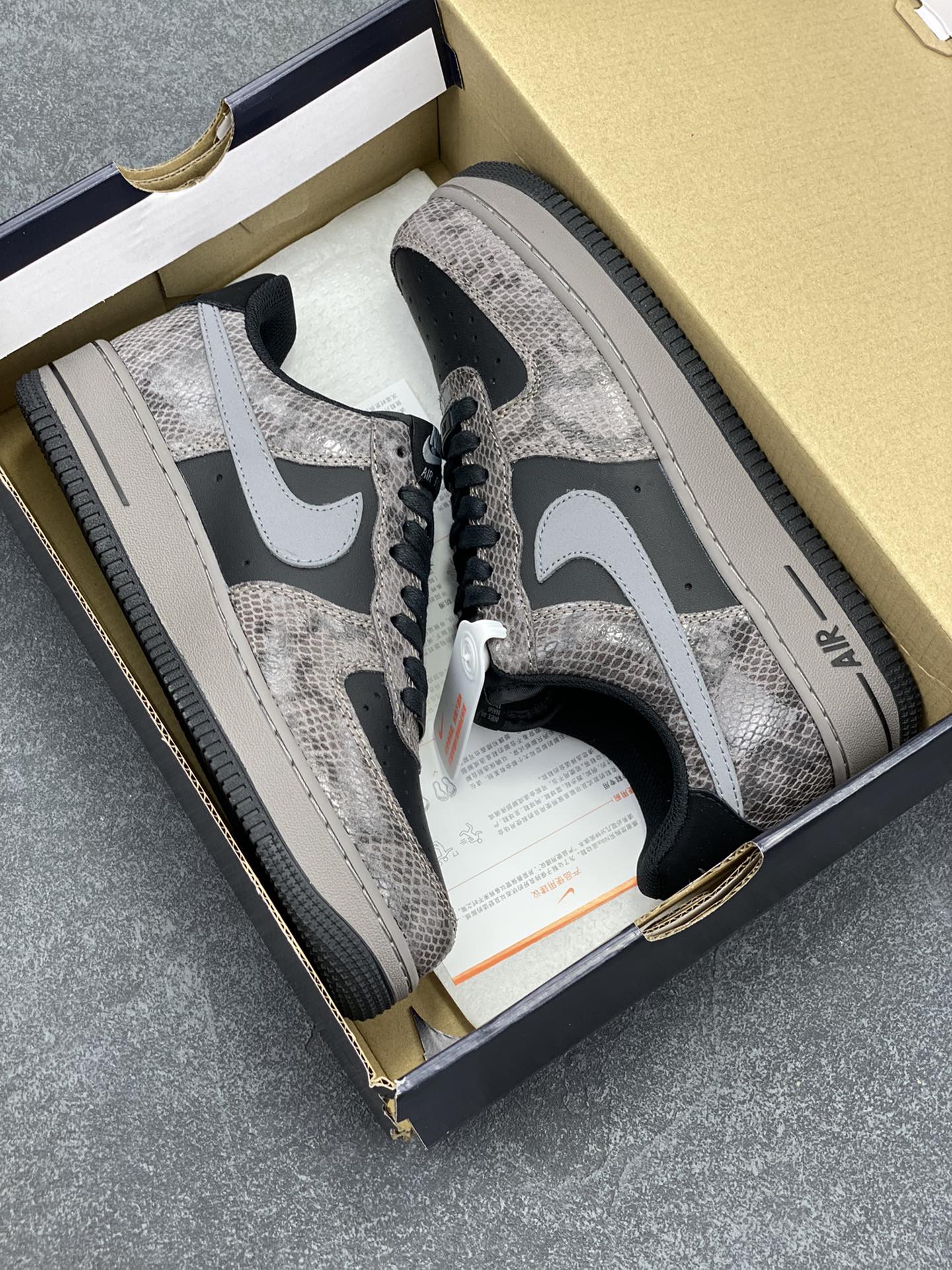 图片[9]-Nike Air Force 1 Low 蛇年黑灰 空军一号低帮运动板鞋 原楦头原纸板 打造纯正空军版型#专注外贸渠道 全掌内置蜂窝气垫 #原盒配件 原厂中底钢印、拉帮完美 货号：HF2898-001 尺码：36 36.5 37.5 38 38.5 39 40 40.5 41 42 42.5 43 44 44.5 45-选品中心