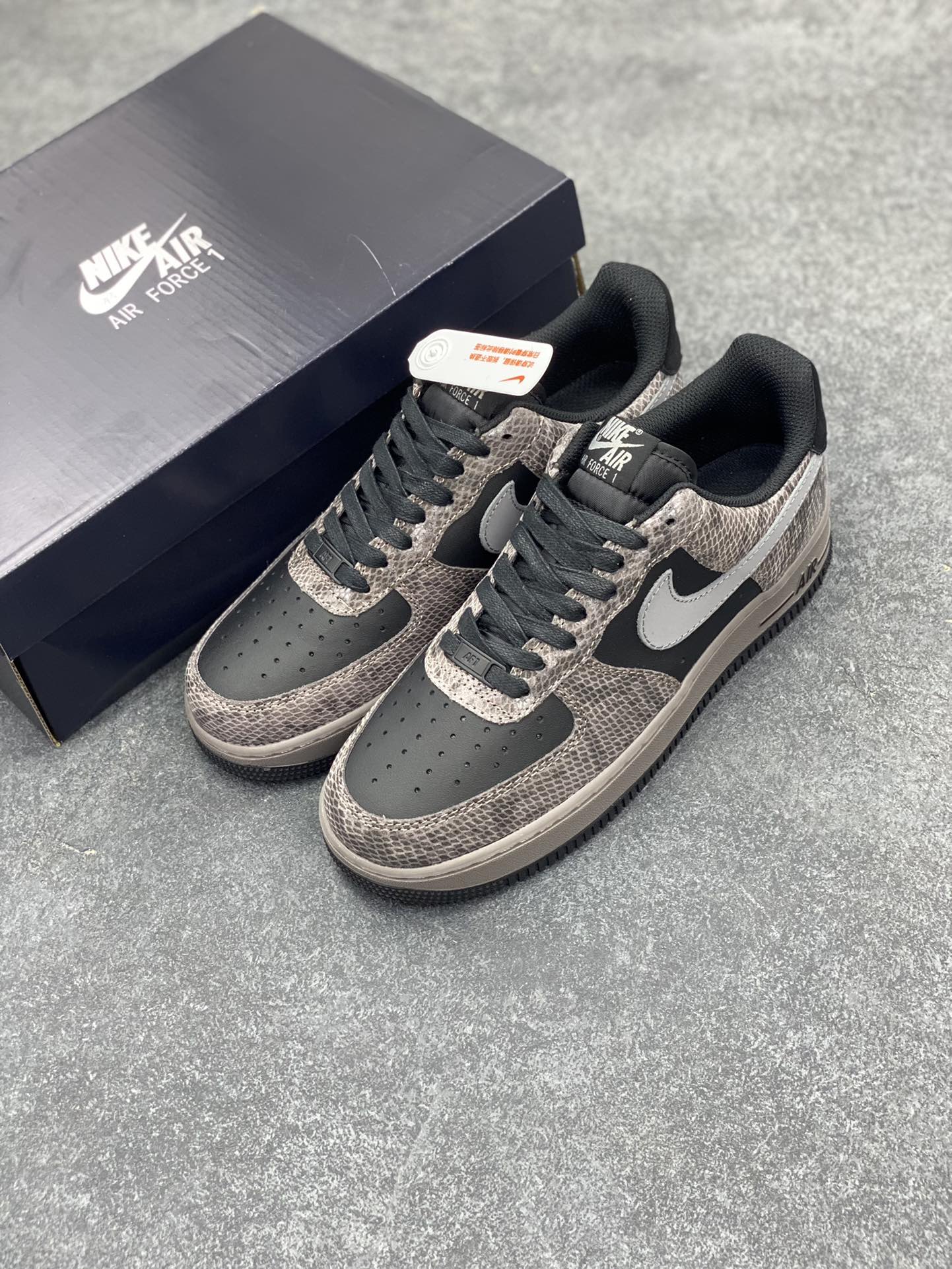 图片[8]-Nike Air Force 1 Low 蛇年黑灰 空军一号低帮运动板鞋 原楦头原纸板 打造纯正空军版型#专注外贸渠道 全掌内置蜂窝气垫 #原盒配件 原厂中底钢印、拉帮完美 货号：HF2898-001 尺码：36 36.5 37.5 38 38.5 39 40 40.5 41 42 42.5 43 44 44.5 45-选品中心
