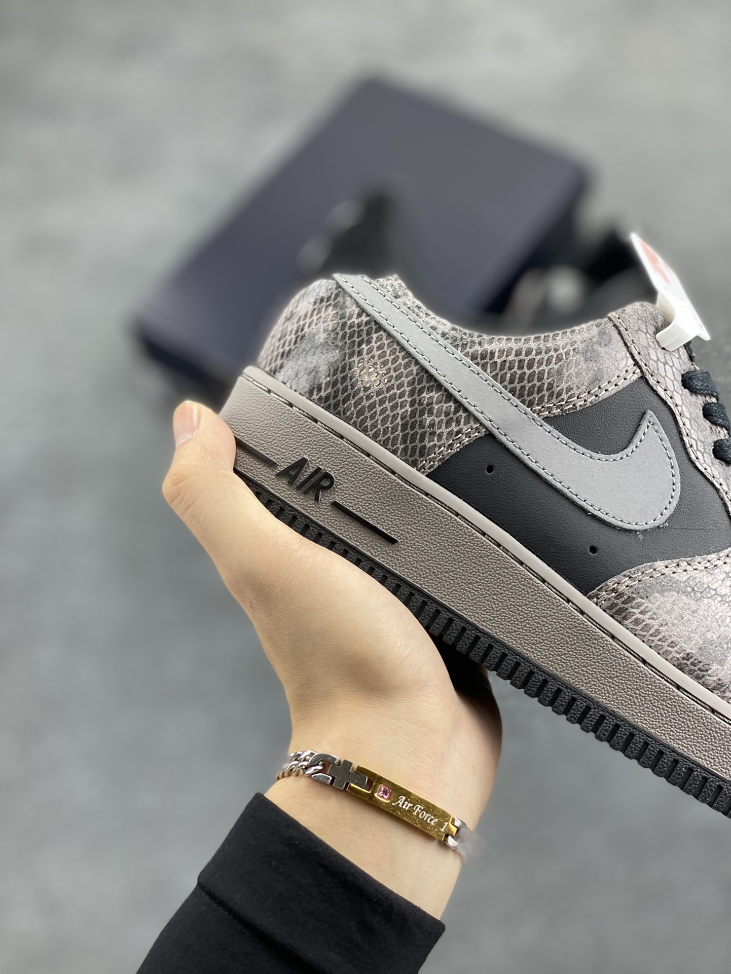 图片[6]-Nike Air Force 1 Low 蛇年黑灰 空军一号低帮运动板鞋 原楦头原纸板 打造纯正空军版型#专注外贸渠道 全掌内置蜂窝气垫 #原盒配件 原厂中底钢印、拉帮完美 货号：HF2898-001 尺码：36 36.5 37.5 38 38.5 39 40 40.5 41 42 42.5 43 44 44.5 45-选品中心