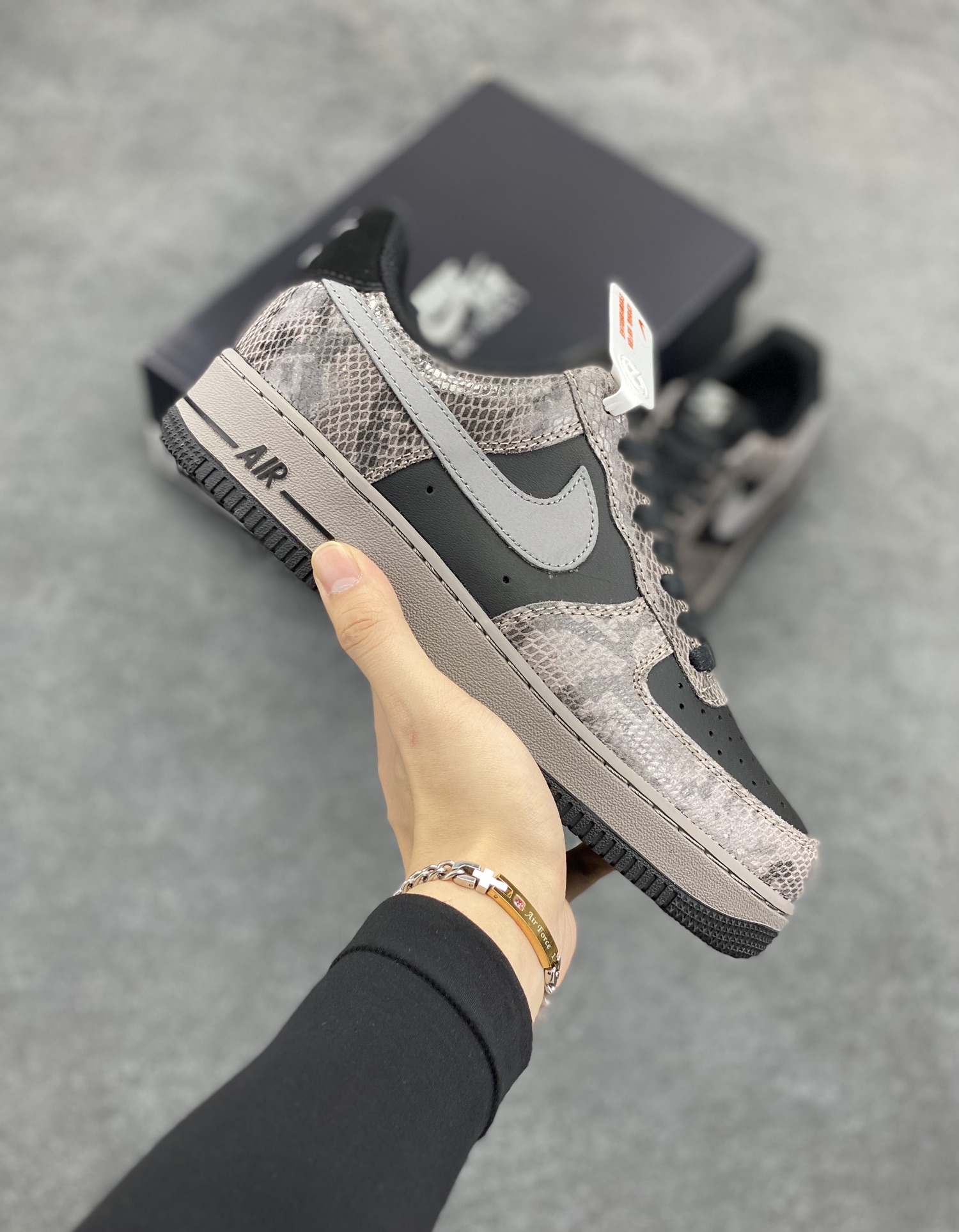 Nike Air Force 1 Low 蛇年黑灰 空军一号低帮运动板鞋 原楦头原纸板 打造纯正空军版型#专注外贸渠道 全掌内置蜂窝气垫 #原盒配件 原厂中底钢印、拉帮完美 货号：HF2898-001 尺码：36 36.5 37.5 38 38.5 39 40 40.5 41 42 42.5 43 44 44.5 45-选品中心