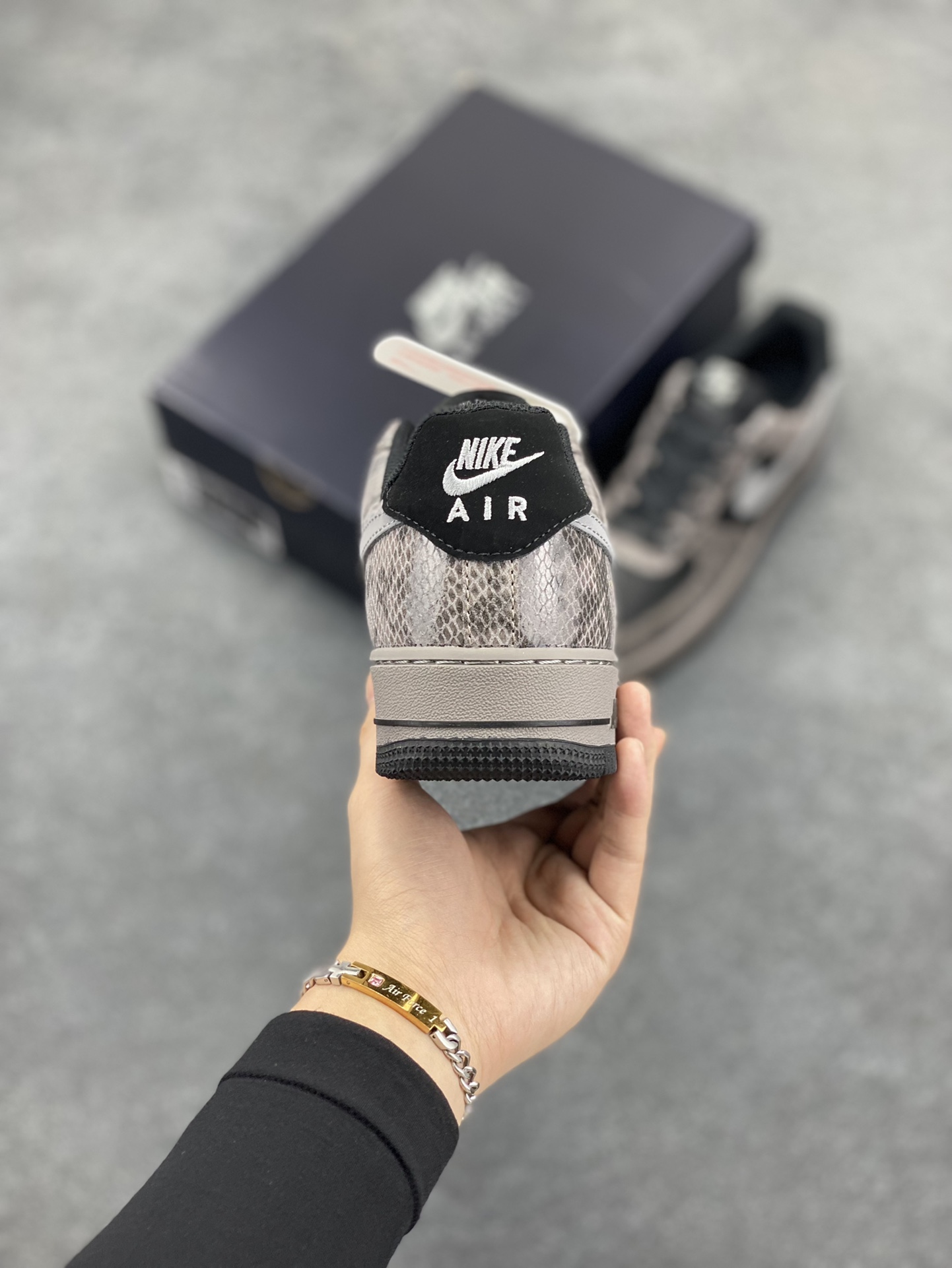 图片[4]-Nike Air Force 1 Low 蛇年黑灰 空军一号低帮运动板鞋 原楦头原纸板 打造纯正空军版型#专注外贸渠道 全掌内置蜂窝气垫 #原盒配件 原厂中底钢印、拉帮完美 货号：HF2898-001 尺码：36 36.5 37.5 38 38.5 39 40 40.5 41 42 42.5 43 44 44.5 45-选品中心