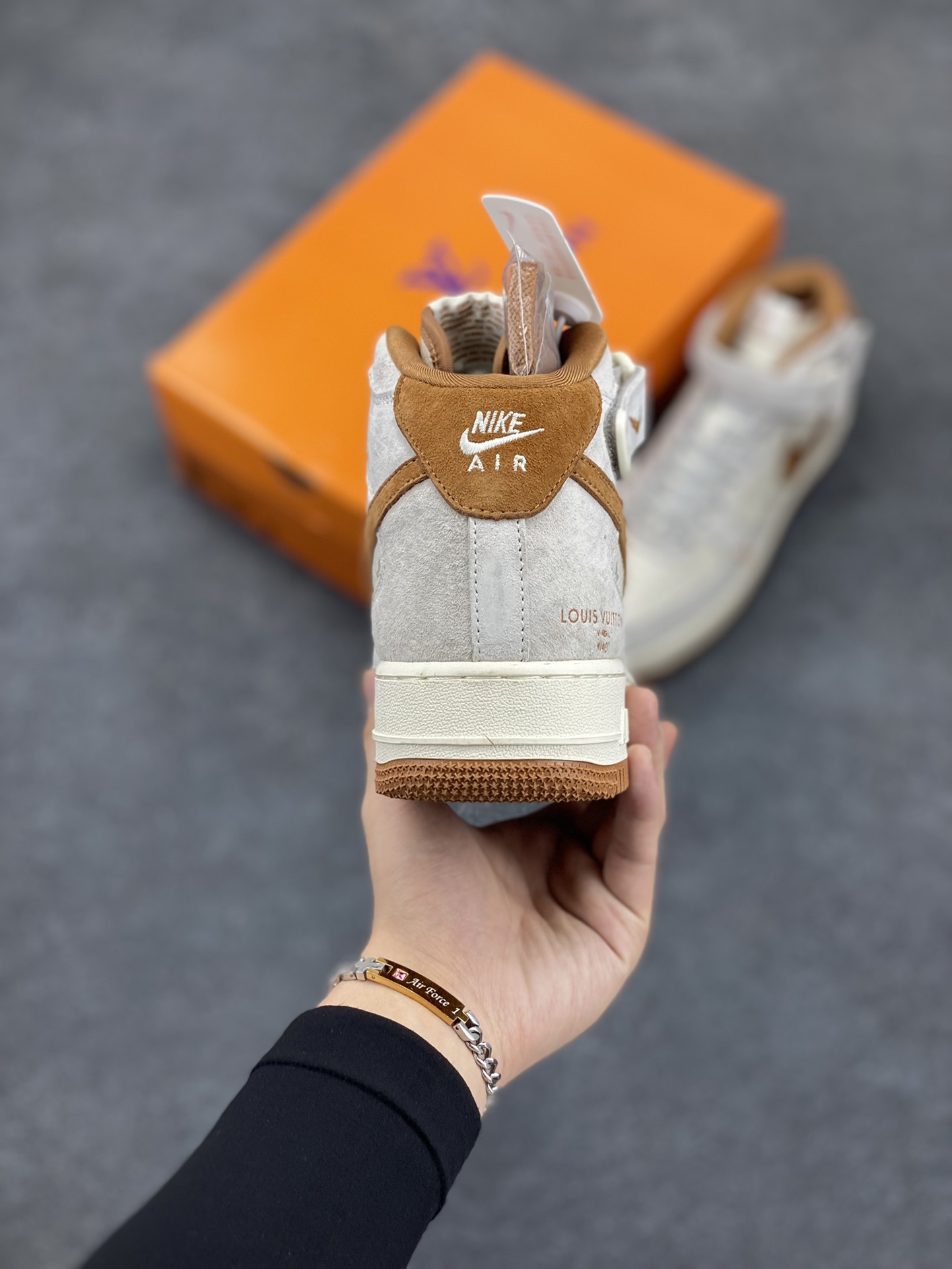 图片[4]-NIke Air Force 1 \’07 Low “LV联名–米灰棕印花”空军一号 中帮 运动鞋 休闲鞋 折边针车 工艺难度大 原楦头原纸板 原装鞋盒 定制五金配件 内置全掌气垫 原厂鞋底 货号：DQ7688-400 尺码：36 36.5 37.5 38 38.5 39 40 40.5 41 42 42.5 43 44 44.5 45-选品中心