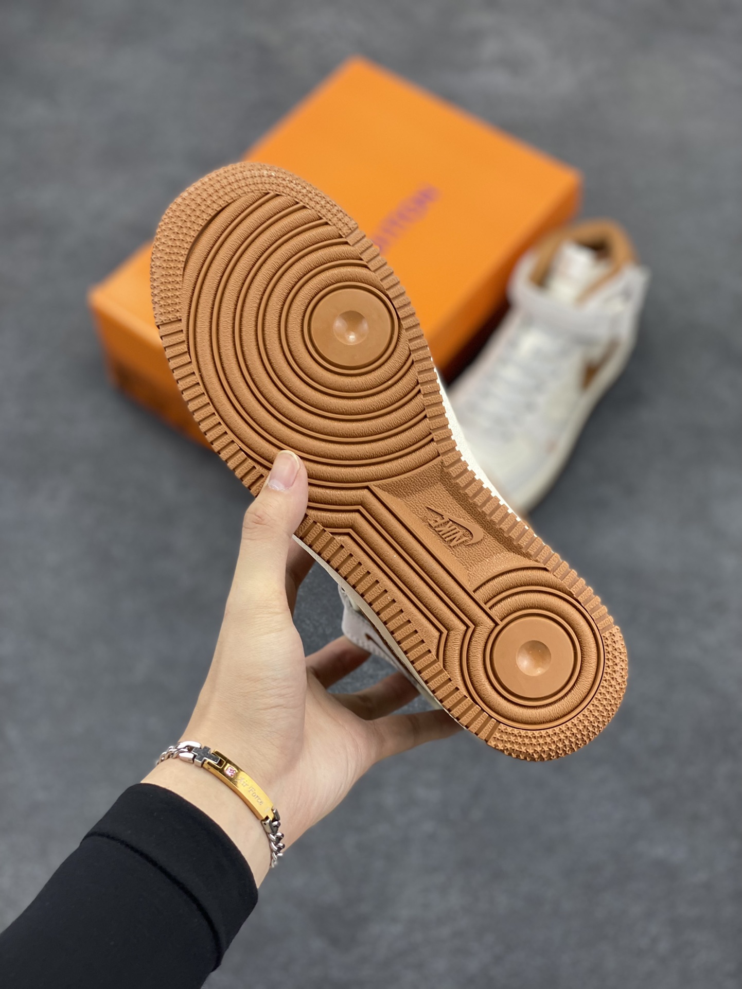 图片[5]-NIke Air Force 1 \’07 Low “LV联名–米灰棕印花”空军一号 中帮 运动鞋 休闲鞋 折边针车 工艺难度大 原楦头原纸板 原装鞋盒 定制五金配件 内置全掌气垫 原厂鞋底 货号：DQ7688-400 尺码：36 36.5 37.5 38 38.5 39 40 40.5 41 42 42.5 43 44 44.5 45-选品中心