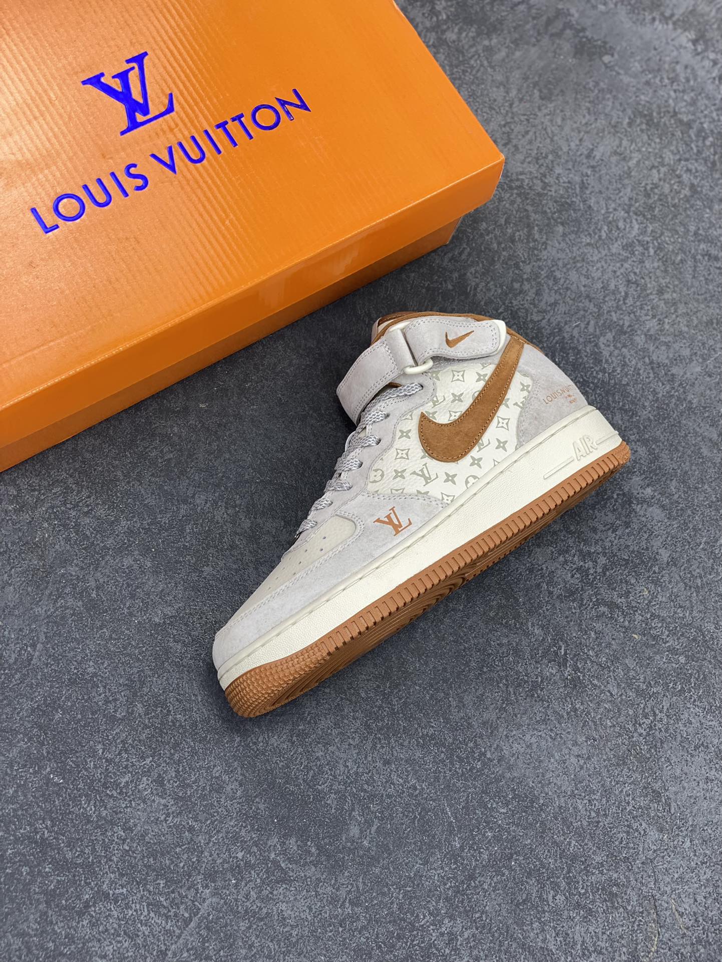 图片[7]-NIke Air Force 1 \’07 Low “LV联名–米灰棕印花”空军一号 中帮 运动鞋 休闲鞋 折边针车 工艺难度大 原楦头原纸板 原装鞋盒 定制五金配件 内置全掌气垫 原厂鞋底 货号：DQ7688-400 尺码：36 36.5 37.5 38 38.5 39 40 40.5 41 42 42.5 43 44 44.5 45-选品中心