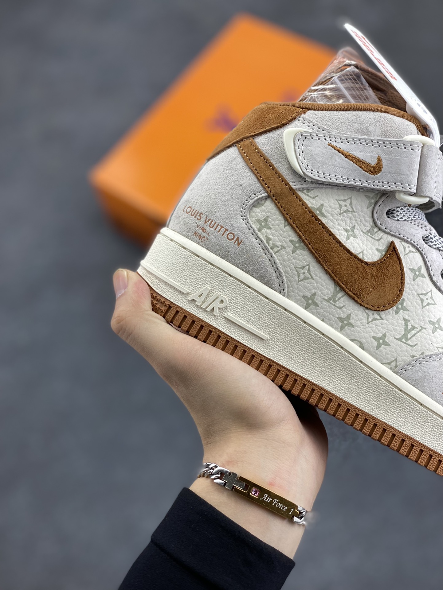 图片[6]-NIke Air Force 1 \’07 Low “LV联名–米灰棕印花”空军一号 中帮 运动鞋 休闲鞋 折边针车 工艺难度大 原楦头原纸板 原装鞋盒 定制五金配件 内置全掌气垫 原厂鞋底 货号：DQ7688-400 尺码：36 36.5 37.5 38 38.5 39 40 40.5 41 42 42.5 43 44 44.5 45-选品中心