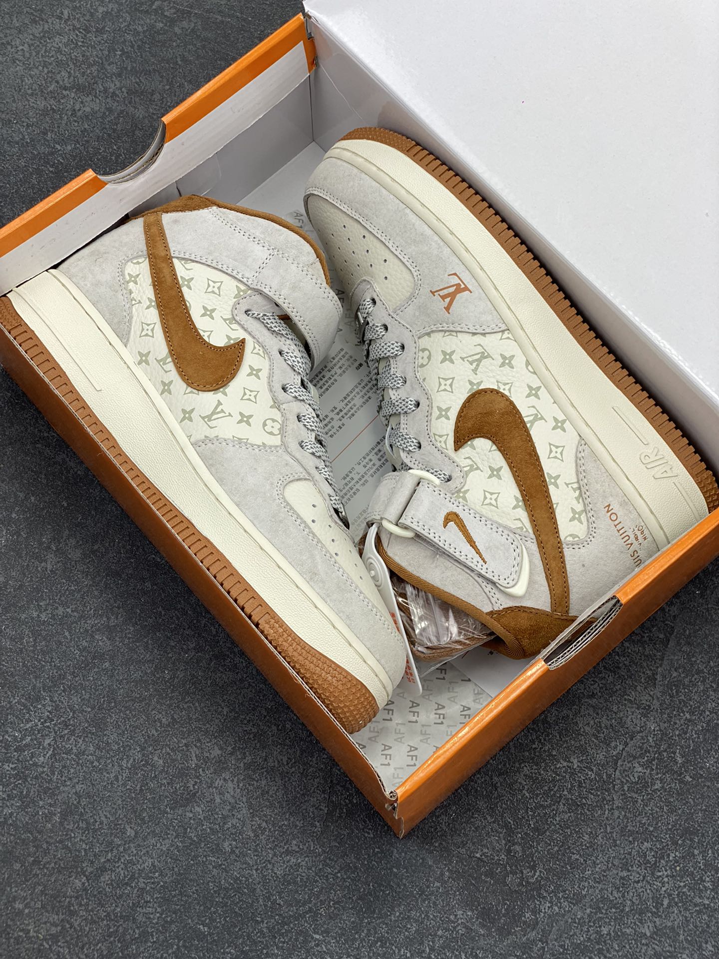 图片[9]-NIke Air Force 1 \’07 Low “LV联名–米灰棕印花”空军一号 中帮 运动鞋 休闲鞋 折边针车 工艺难度大 原楦头原纸板 原装鞋盒 定制五金配件 内置全掌气垫 原厂鞋底 货号：DQ7688-400 尺码：36 36.5 37.5 38 38.5 39 40 40.5 41 42 42.5 43 44 44.5 45-选品中心