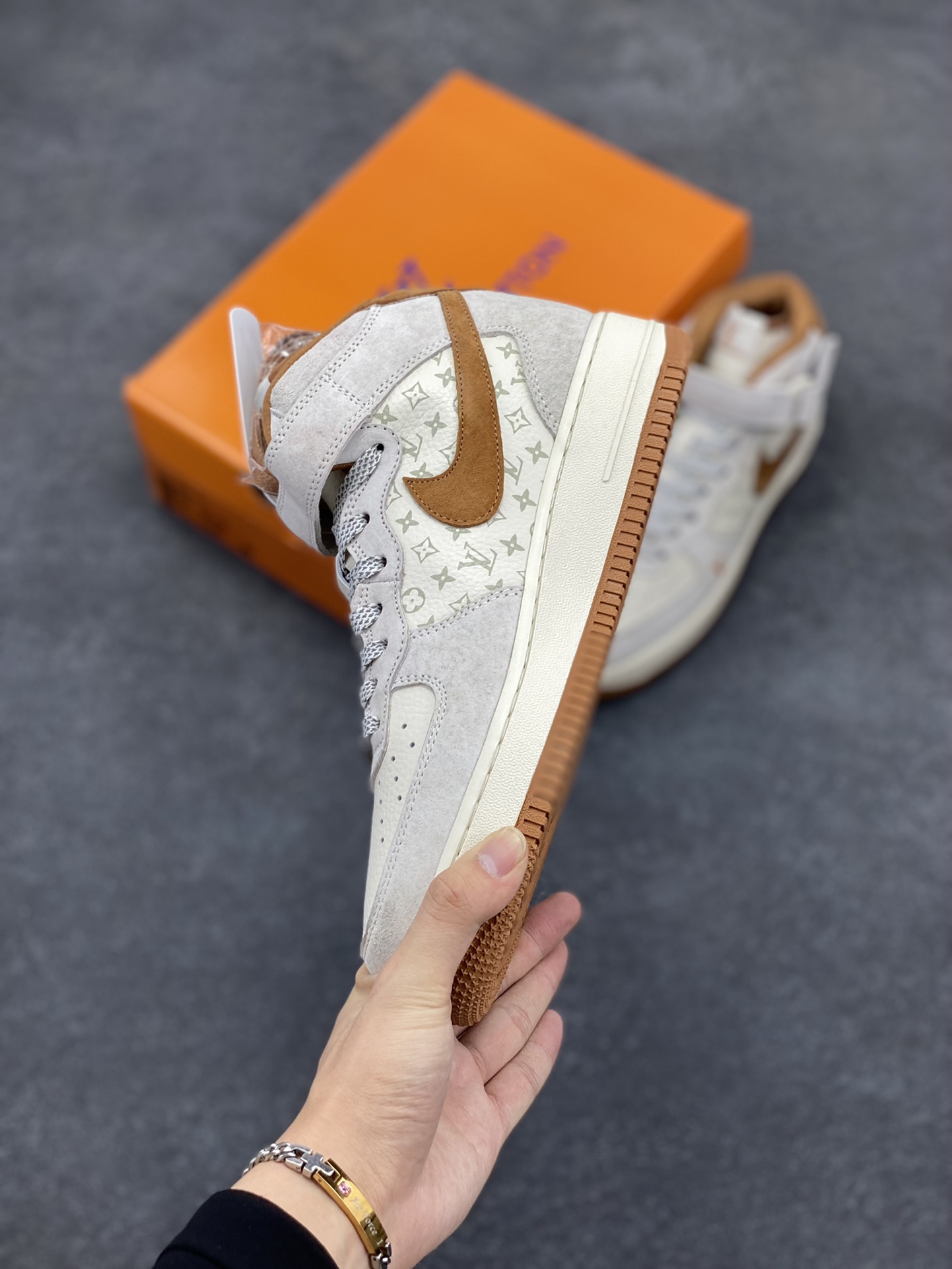 图片[3]-NIke Air Force 1 \’07 Low “LV联名–米灰棕印花”空军一号 中帮 运动鞋 休闲鞋 折边针车 工艺难度大 原楦头原纸板 原装鞋盒 定制五金配件 内置全掌气垫 原厂鞋底 货号：DQ7688-400 尺码：36 36.5 37.5 38 38.5 39 40 40.5 41 42 42.5 43 44 44.5 45-选品中心