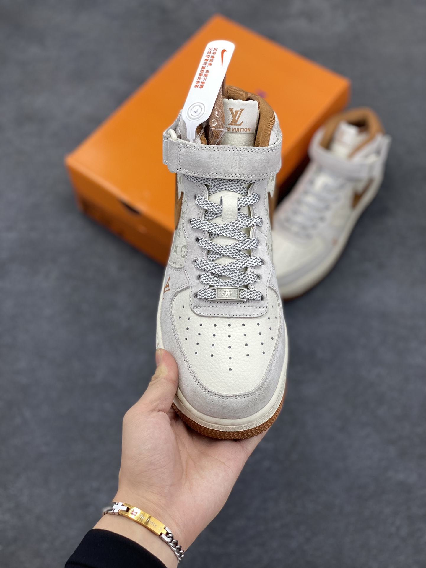 图片[2]-NIke Air Force 1 \’07 Low “LV联名–米灰棕印花”空军一号 中帮 运动鞋 休闲鞋 折边针车 工艺难度大 原楦头原纸板 原装鞋盒 定制五金配件 内置全掌气垫 原厂鞋底 货号：DQ7688-400 尺码：36 36.5 37.5 38 38.5 39 40 40.5 41 42 42.5 43 44 44.5 45-选品中心