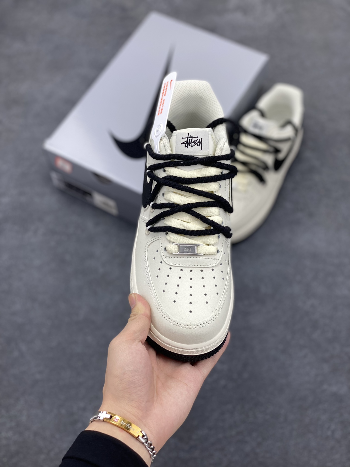 图片[2]-Stussy×Nike Air Force 1 Low’07 斯图西联名 空军一号低帮休闲板鞋 定制皮料 定制鞋盒 配件齐全 原楦原纸板 纯正空军版型 内置全掌气垫 货号：ZH0316-041 尺码：36 36.5 37.5 38 38.5 39 40 40.5 41 42 42.5 43 44 44.5 45-选品中心