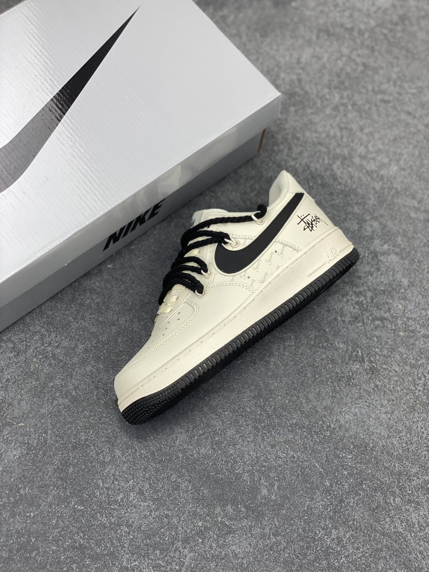 图片[7]-Stussy×Nike Air Force 1 Low’07 斯图西联名 空军一号低帮休闲板鞋 定制皮料 定制鞋盒 配件齐全 原楦原纸板 纯正空军版型 内置全掌气垫 货号：ZH0316-041 尺码：36 36.5 37.5 38 38.5 39 40 40.5 41 42 42.5 43 44 44.5 45-选品中心