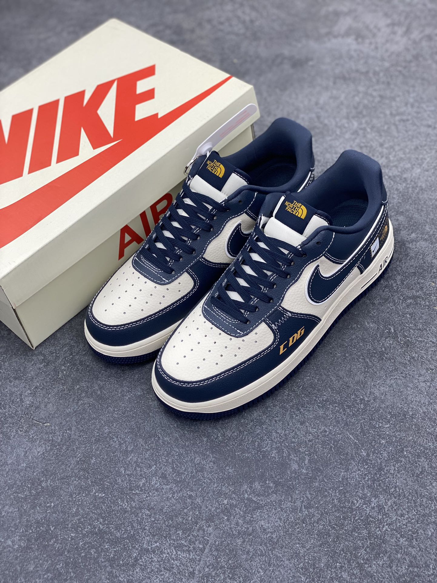 图片[8]-NIke Air Force 1 \’07 Low “北面联名–CDG深蓝”空军一号 低帮 运动鞋 休闲鞋 折边针车 工艺难度大 原楦头原纸板 原装鞋盒 定制五金配件 内置全掌气垫 原厂鞋底 货号：KK1988-014 尺码：36 36.5 37.5 38 38.5 39 40 40.5 41 42 42.5 43 44 44.5 45-选品中心