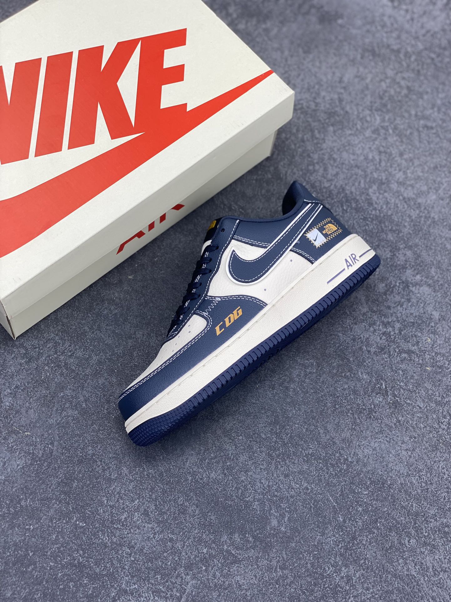 图片[7]-NIke Air Force 1 \’07 Low “北面联名–CDG深蓝”空军一号 低帮 运动鞋 休闲鞋 折边针车 工艺难度大 原楦头原纸板 原装鞋盒 定制五金配件 内置全掌气垫 原厂鞋底 货号：KK1988-014 尺码：36 36.5 37.5 38 38.5 39 40 40.5 41 42 42.5 43 44 44.5 45-选品中心