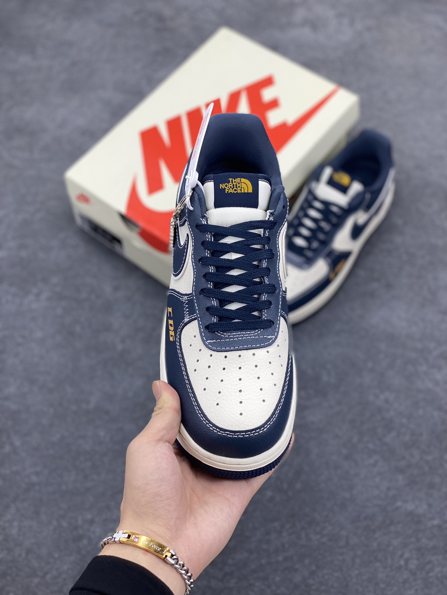图片[2]-NIke Air Force 1 \’07 Low “北面联名–CDG深蓝”空军一号 低帮 运动鞋 休闲鞋 折边针车 工艺难度大 原楦头原纸板 原装鞋盒 定制五金配件 内置全掌气垫 原厂鞋底 货号：KK1988-014 尺码：36 36.5 37.5 38 38.5 39 40 40.5 41 42 42.5 43 44 44.5 45-选品中心