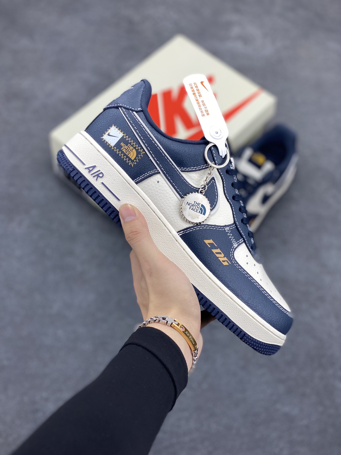 NIke Air Force 1 \’07 Low “北面联名–CDG深蓝”空军一号 低帮 运动鞋 休闲鞋 折边针车 工艺难度大 原楦头原纸板 原装鞋盒 定制五金配件 内置全掌气垫 原厂鞋底 货号:KK1988-014 尺码:36 36.5 37.5 38 38.5 39 40 40.5 41 42 42.5 43 44 44.5 45-选品中心